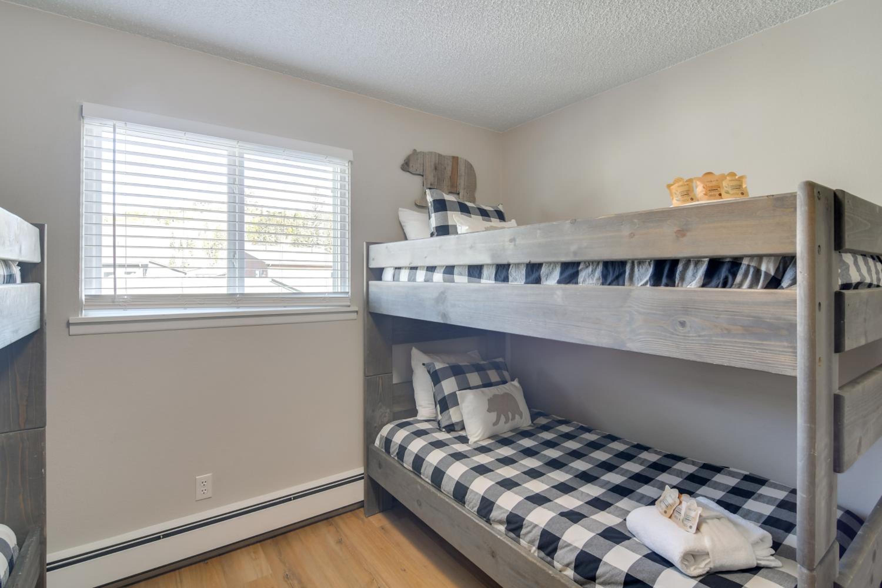 3BR Riverfront Retreat! Mtn Views, Community Perks