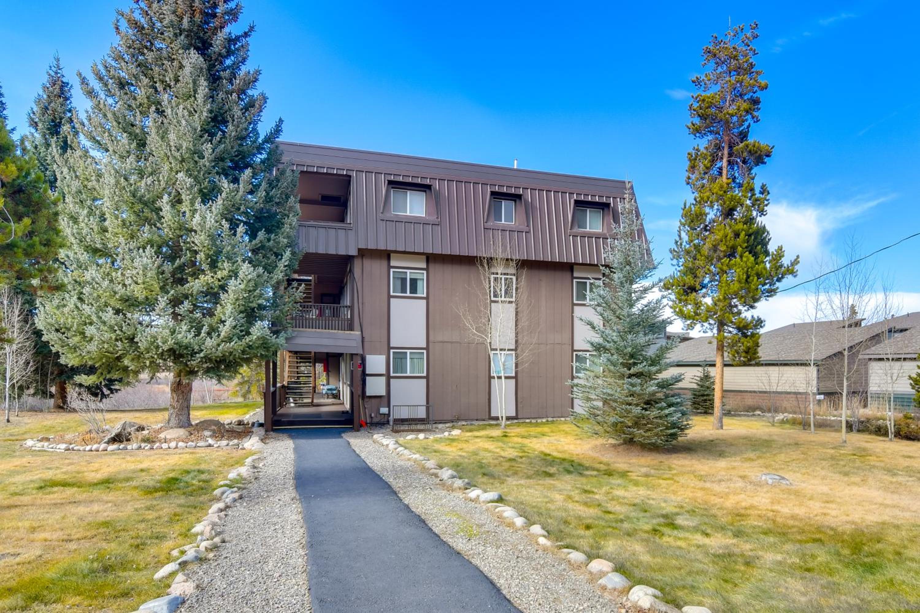 3BR Riverfront Retreat! Mtn Views, Community Perks