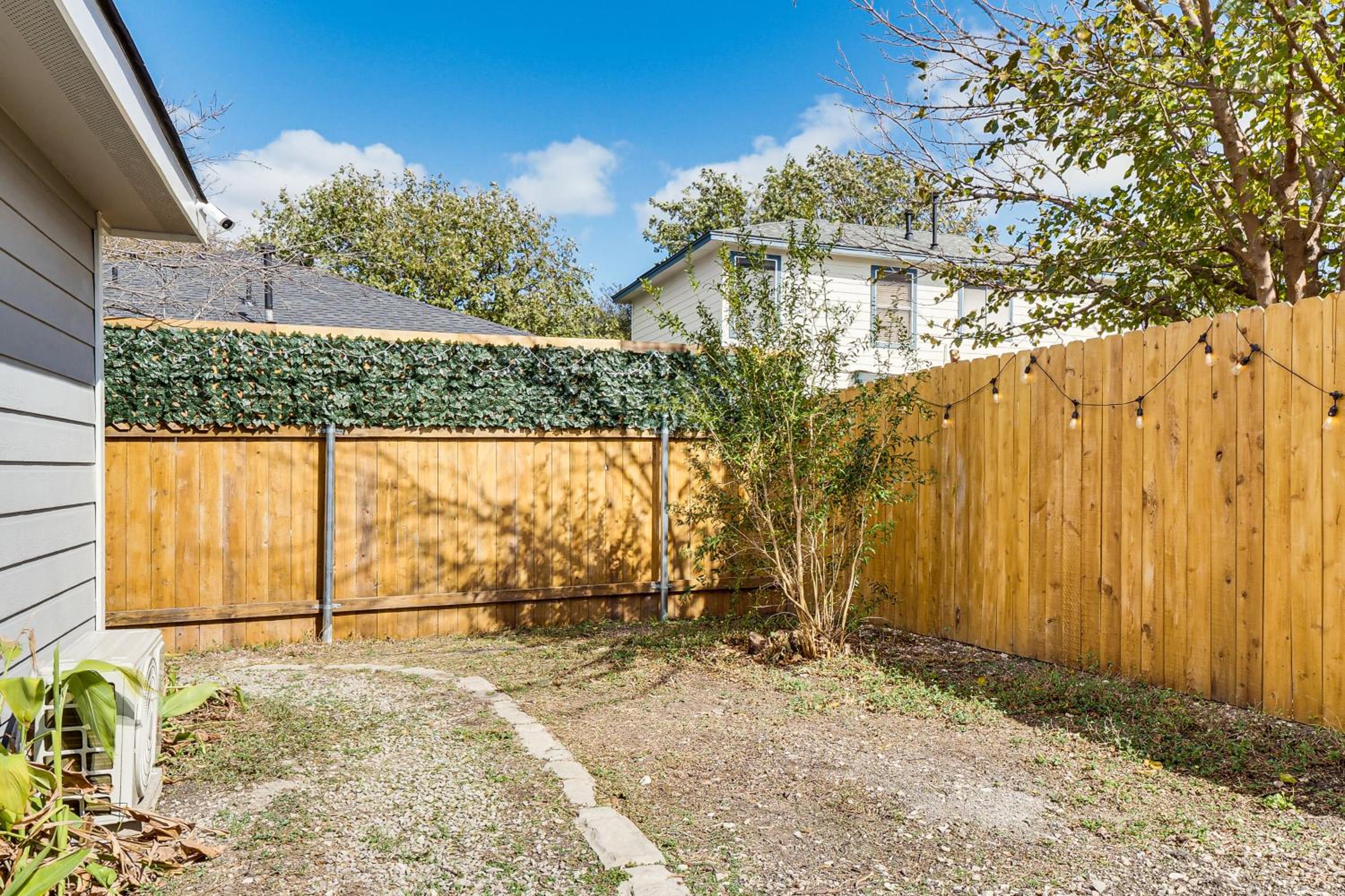 Walk to Park Dog-Friendly Retreat in Pflugerville