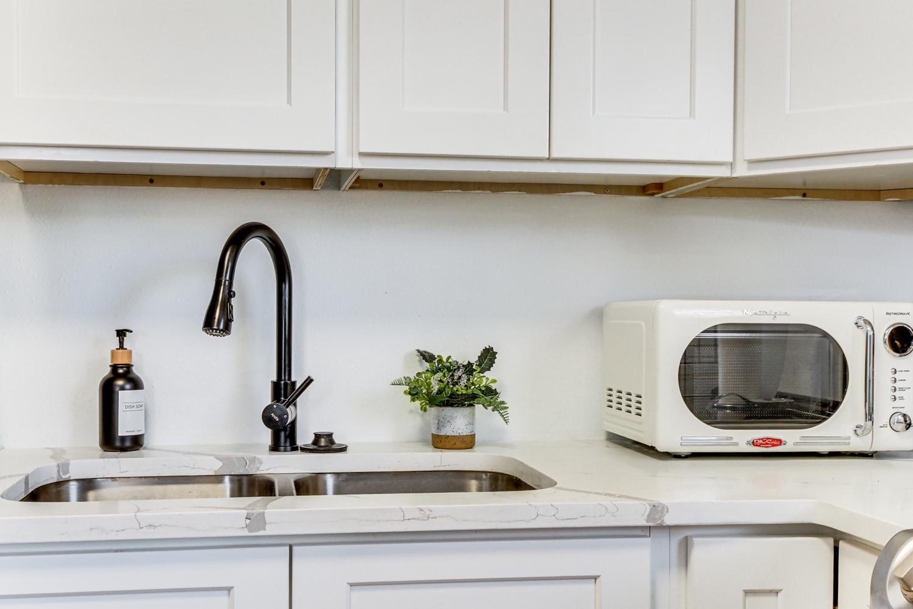 Walk to Park Dog-Friendly Retreat in Pflugerville