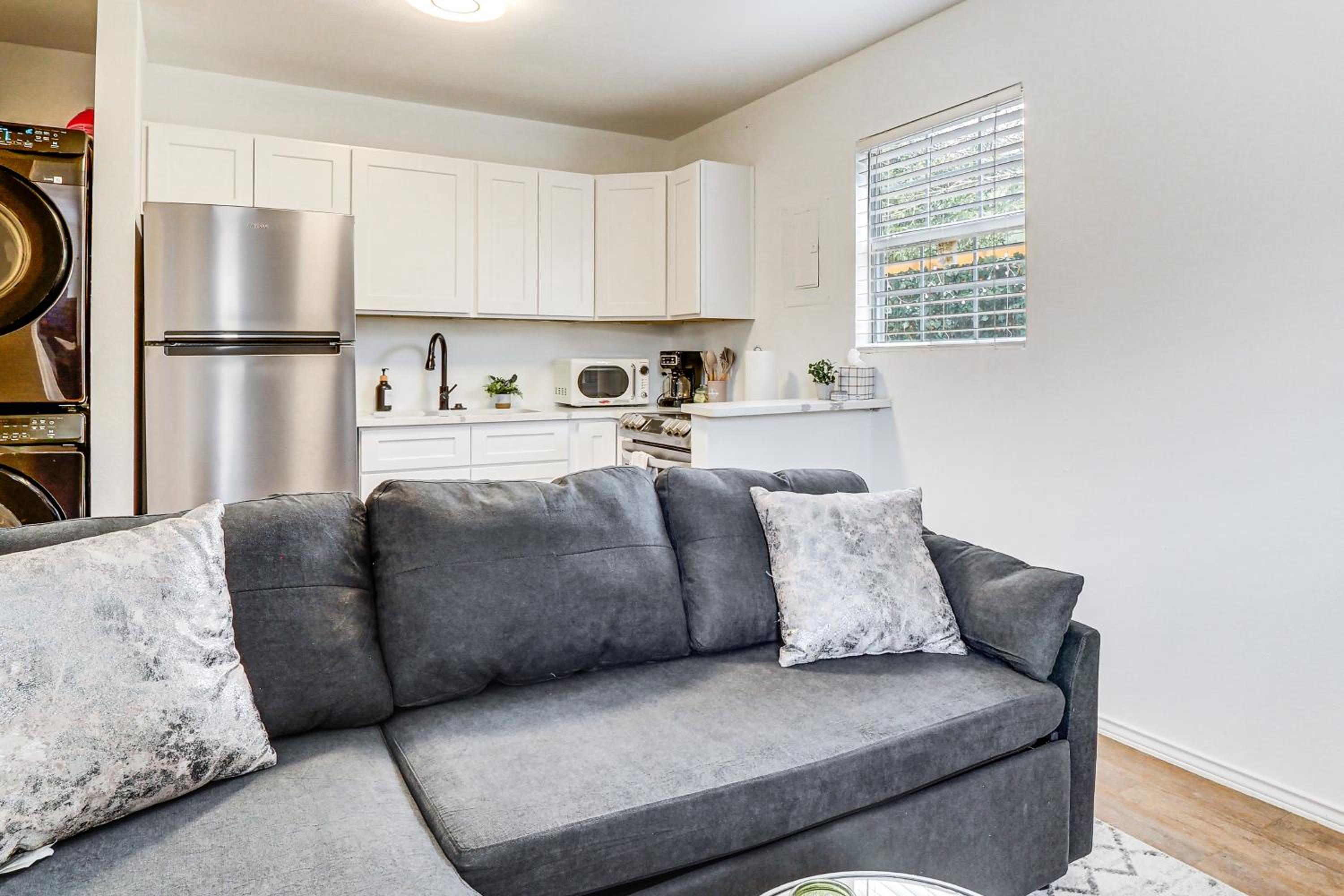 Walk to Park Dog-Friendly Retreat in Pflugerville