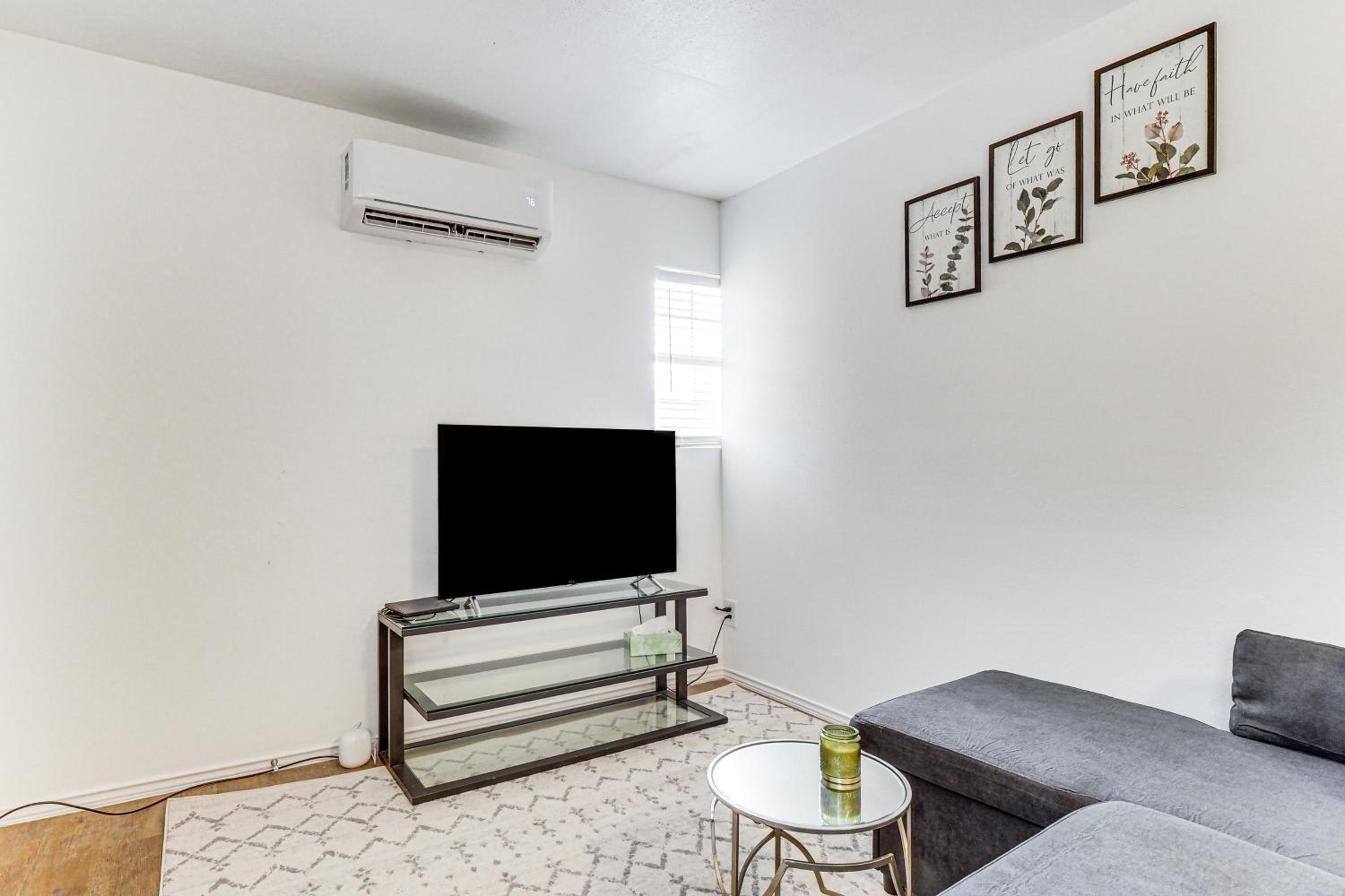 Walk to Park Dog-Friendly Retreat in Pflugerville