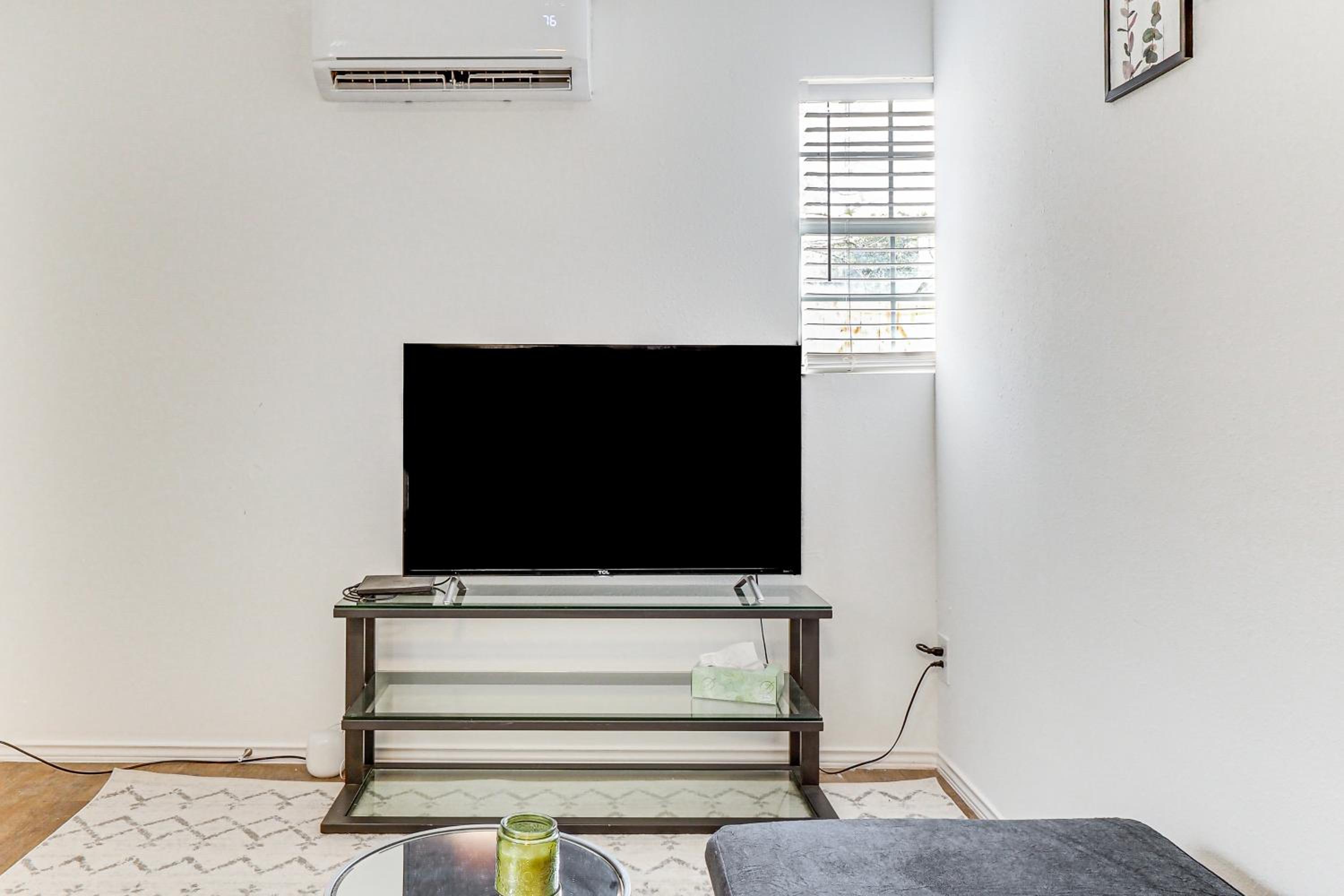 Walk to Park Dog-Friendly Retreat in Pflugerville