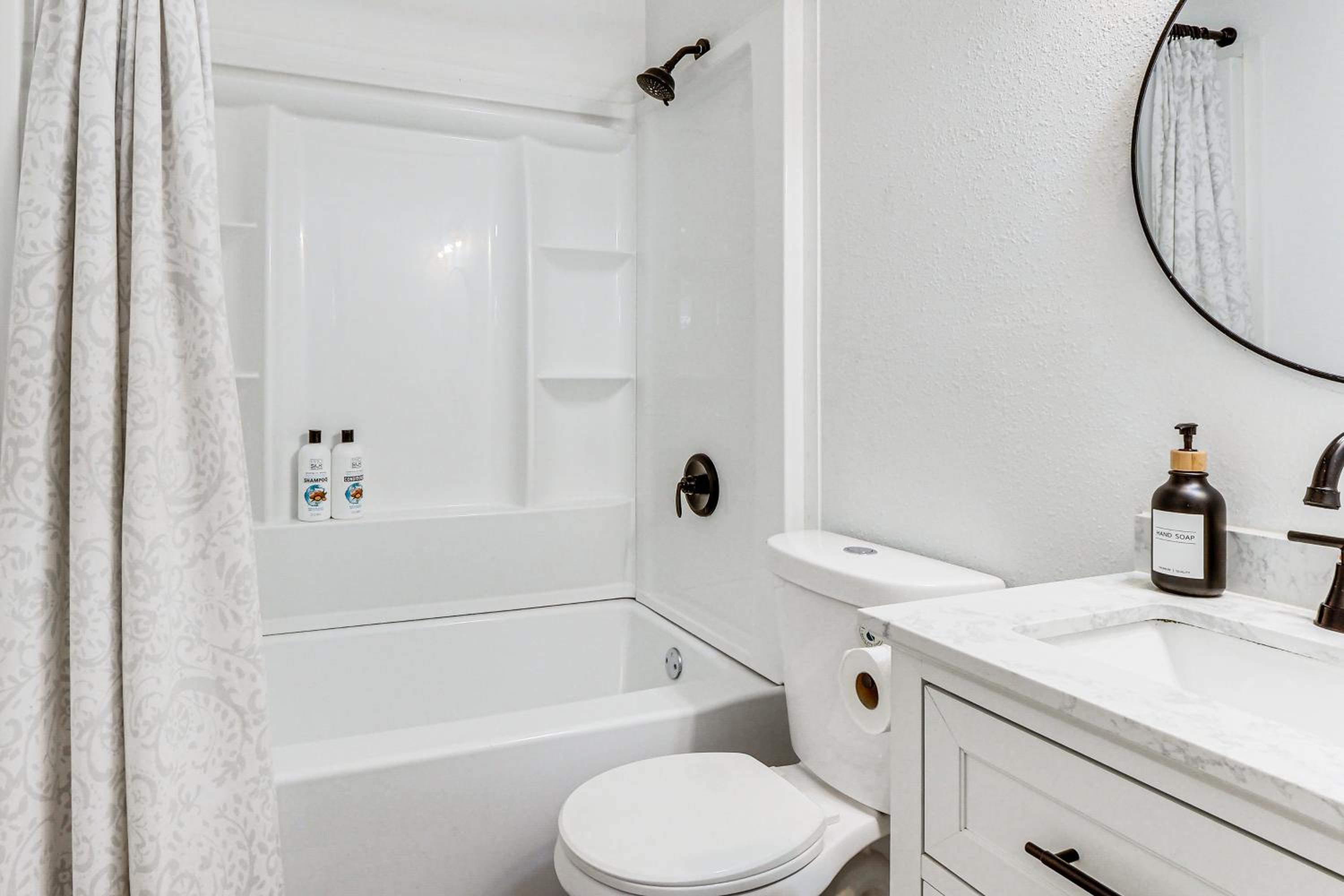 Walk to Park Dog-Friendly Retreat in Pflugerville