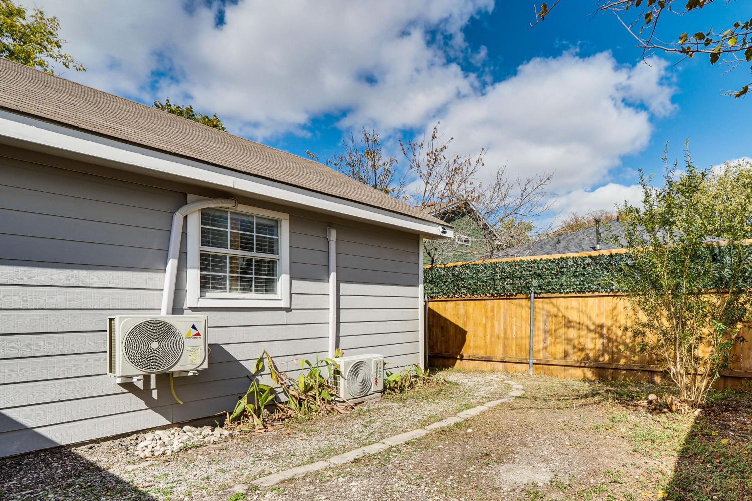 Walk to Park Dog-Friendly Retreat in Pflugerville