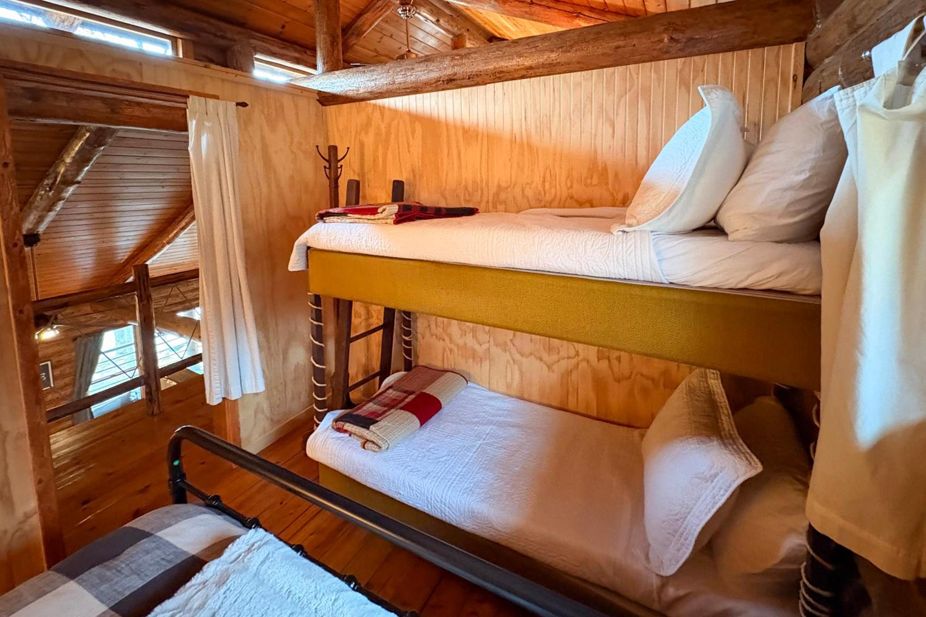 Private Beach! Lakefront Cabin in Panora