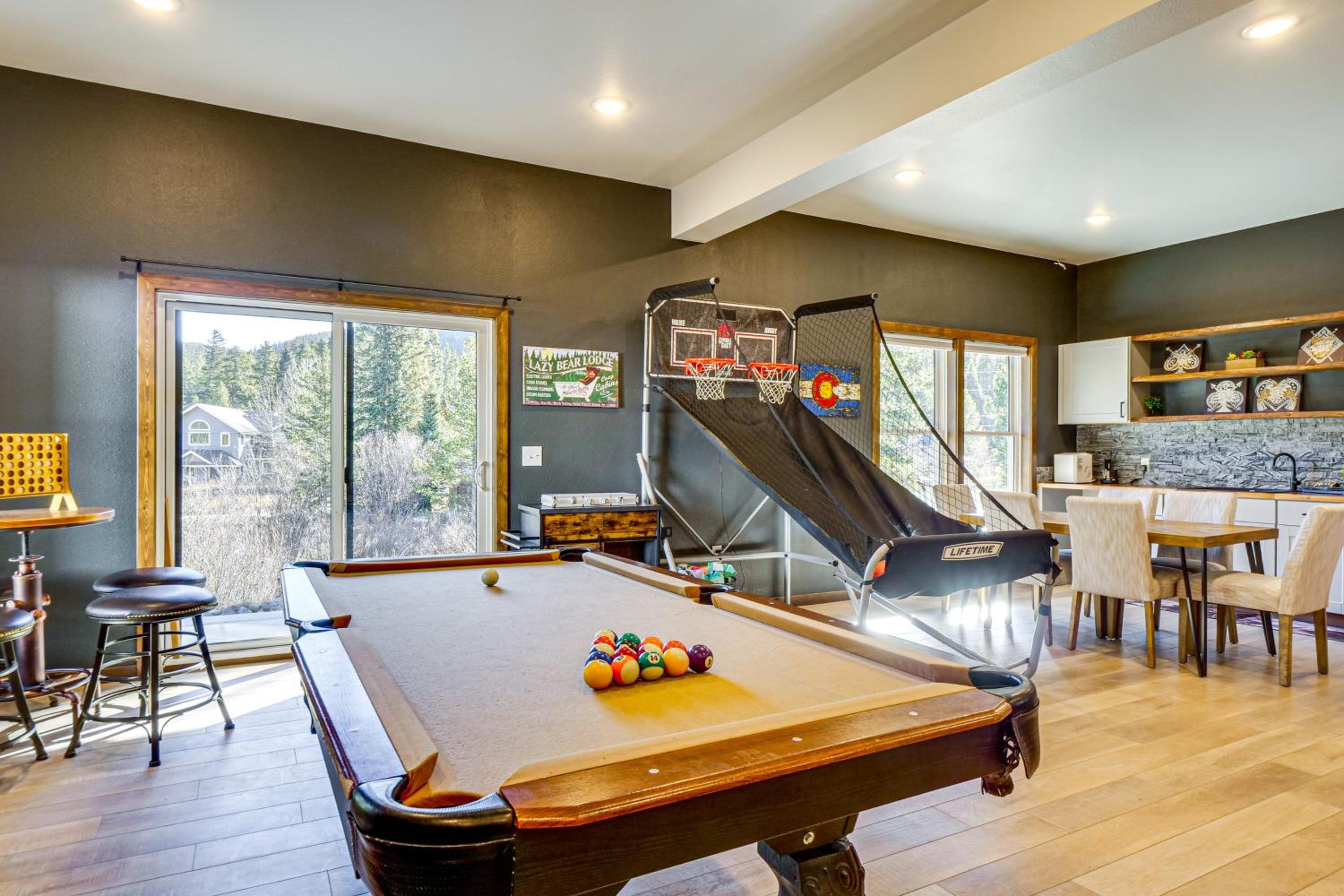 Hot Tub and Game Room! Luxury Blue River Retreat