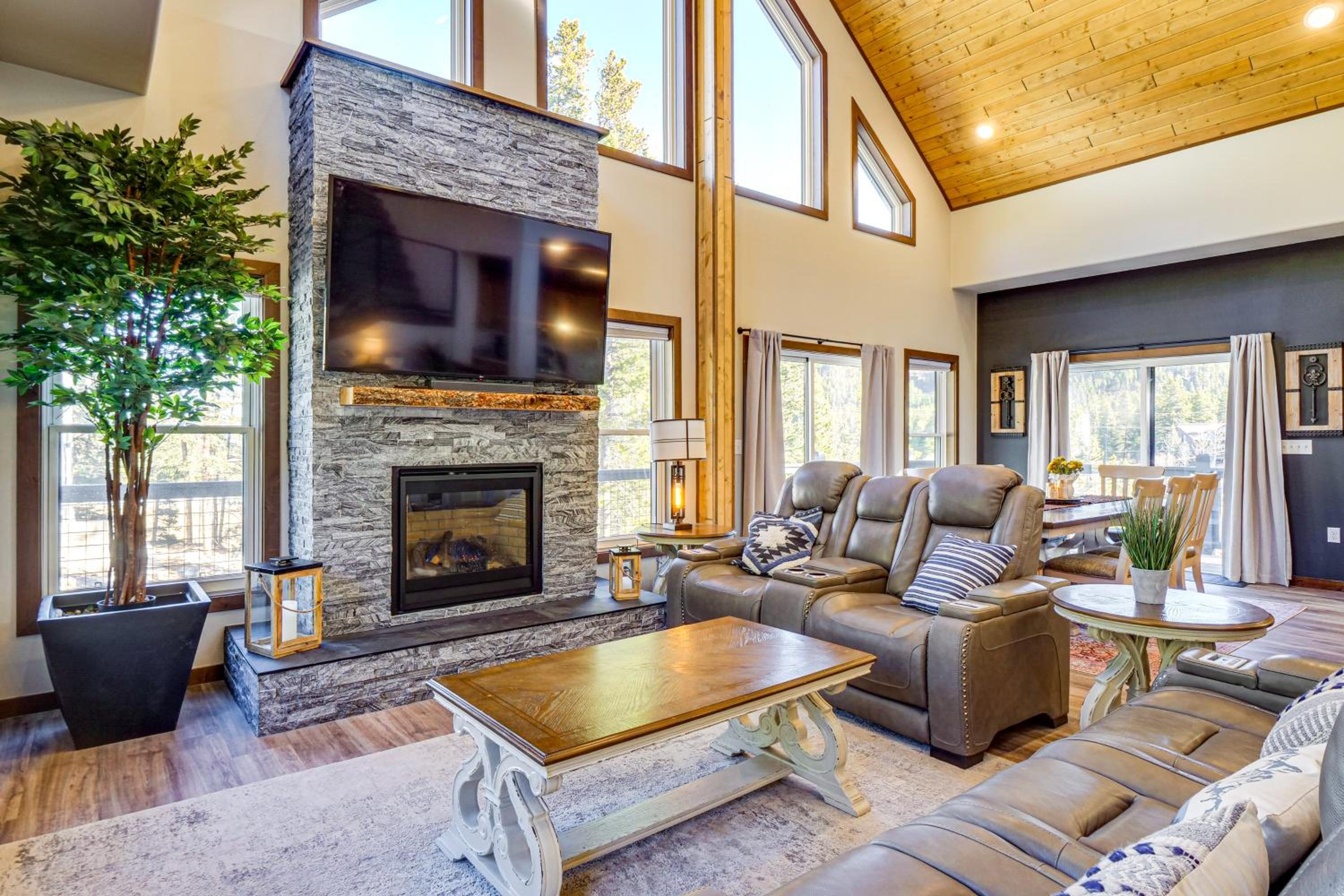 Hot Tub and Game Room! Luxury Blue River Retreat