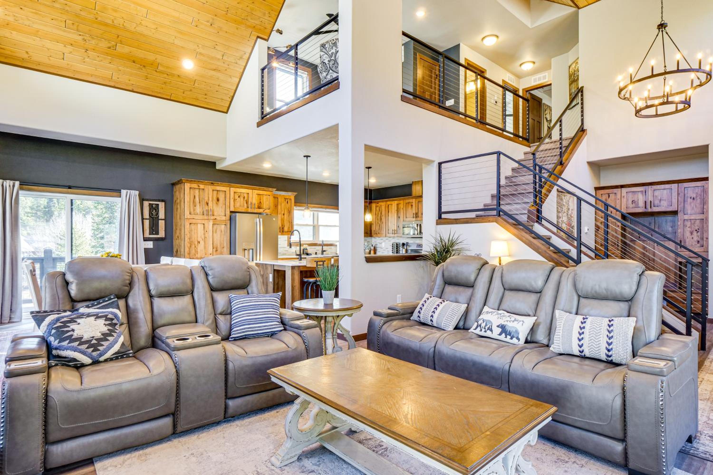 Hot Tub and Game Room! Luxury Blue River Retreat