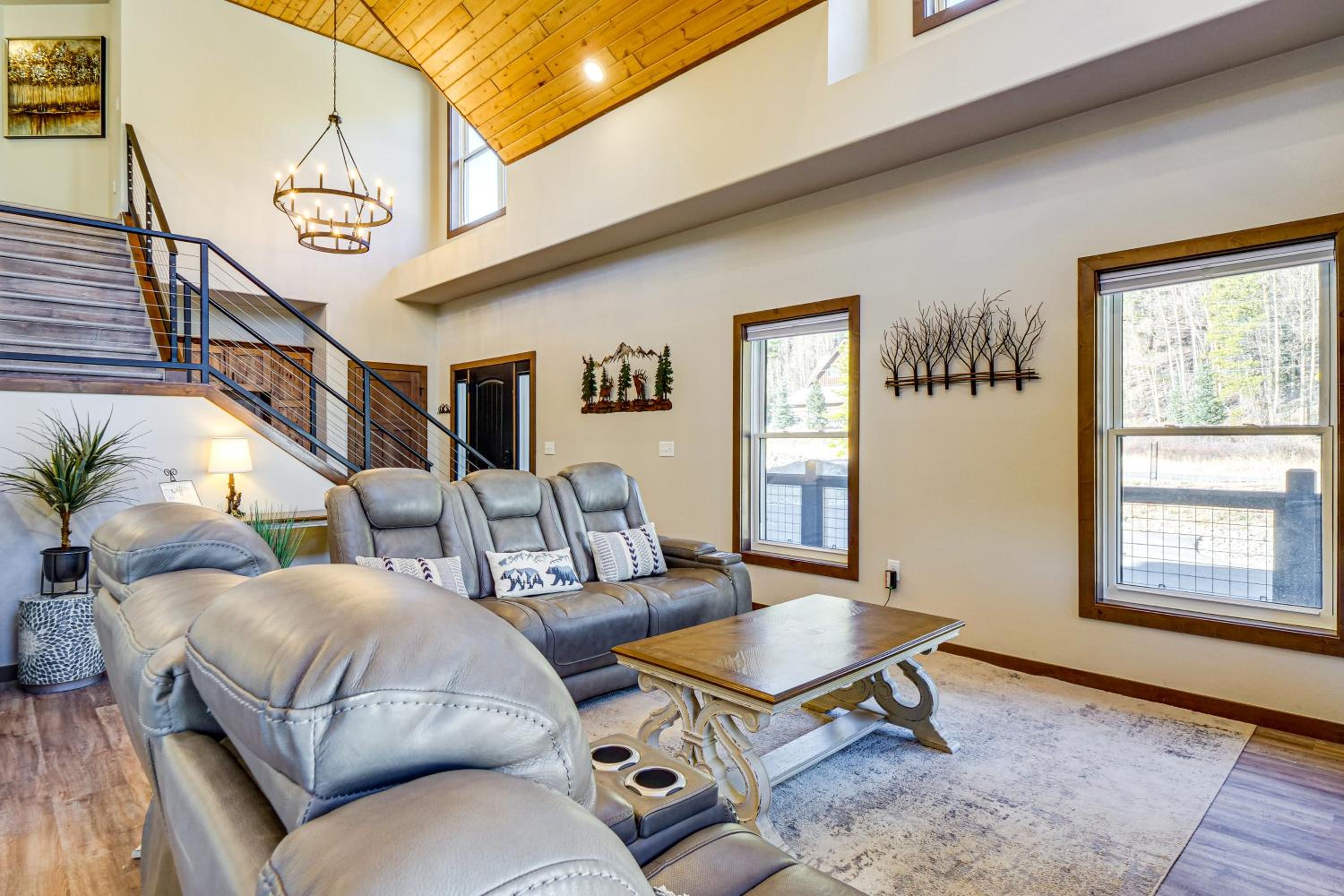 Hot Tub and Game Room! Luxury Blue River Retreat