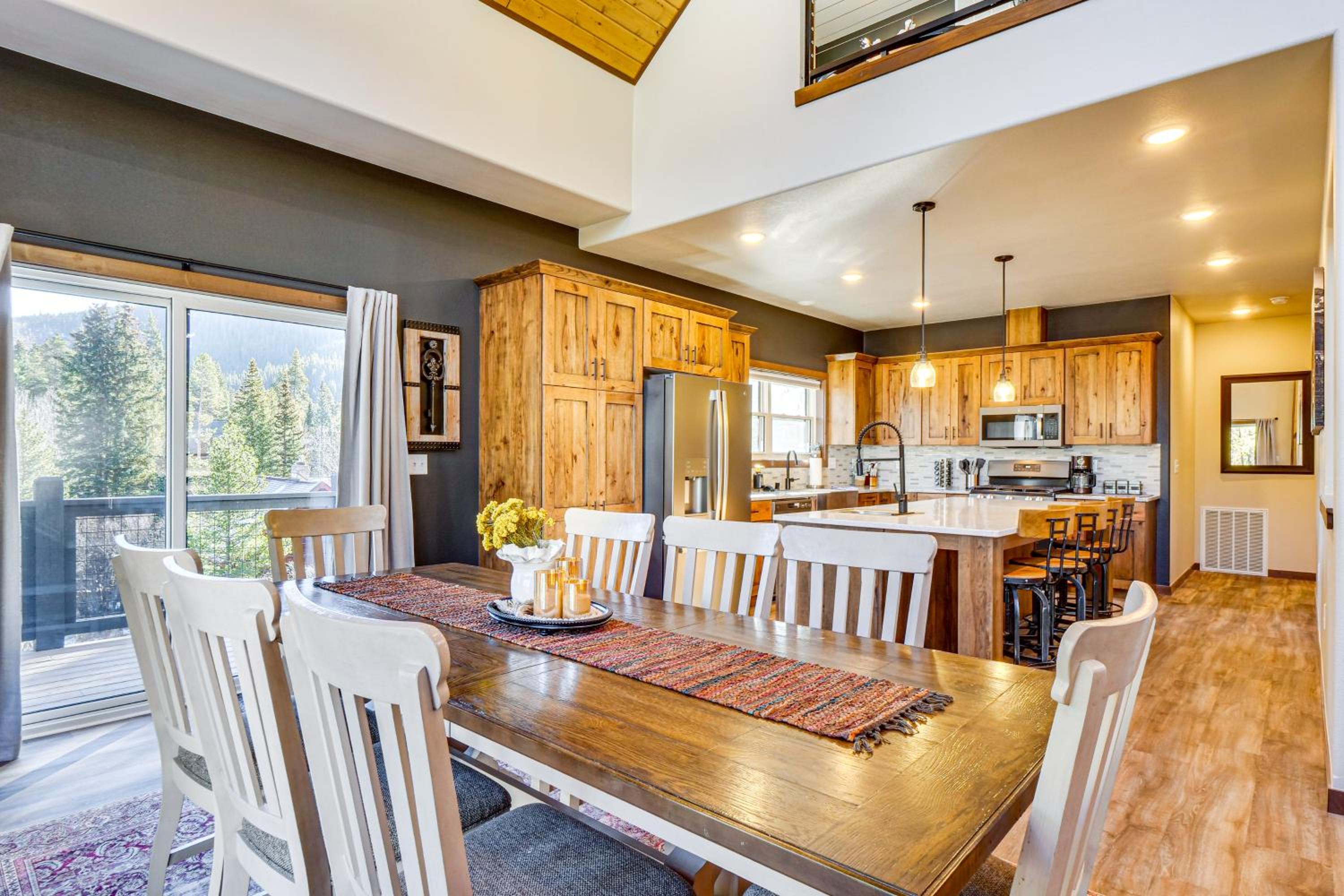 Hot Tub and Game Room! Luxury Blue River Retreat