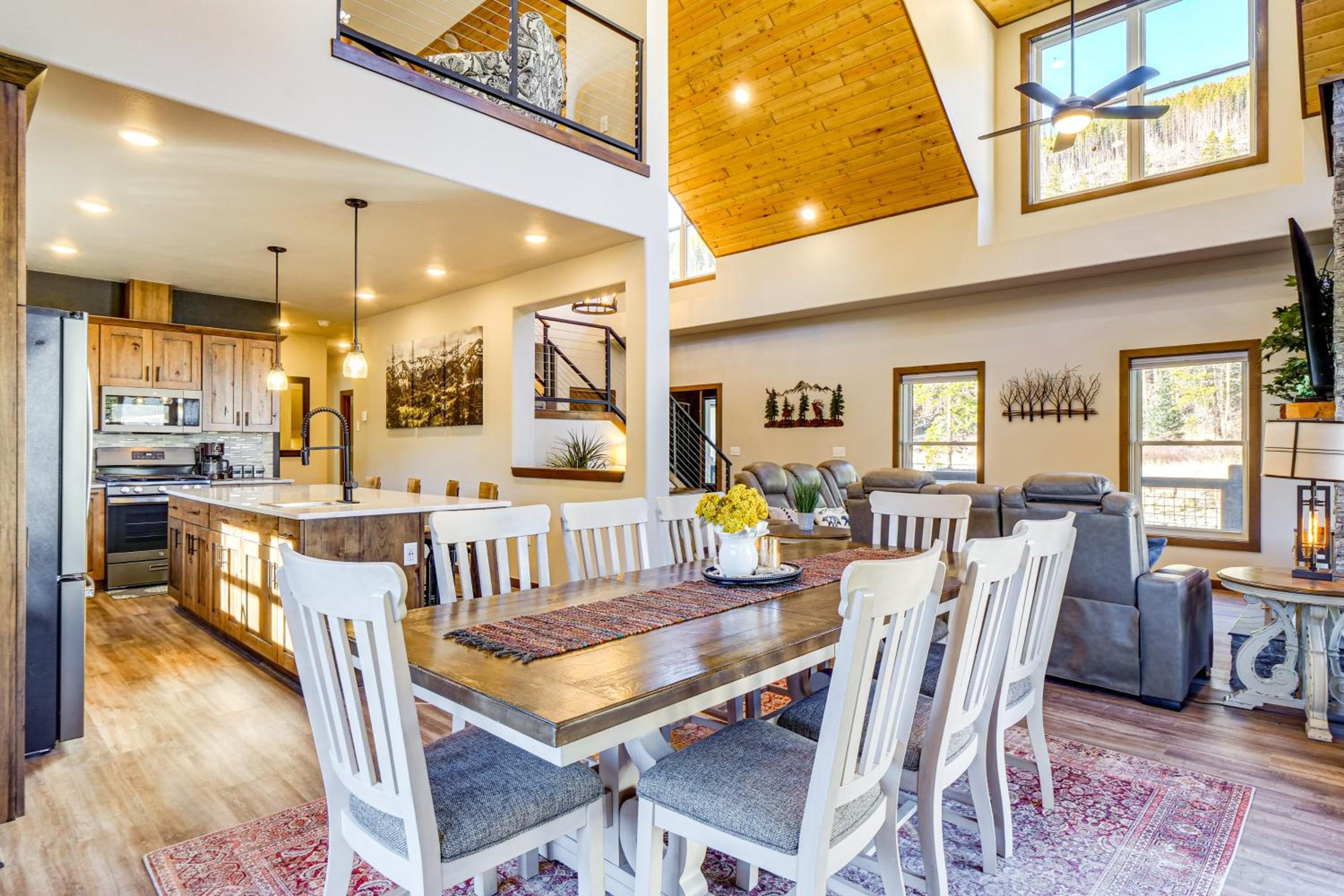 Hot Tub and Game Room! Luxury Blue River Retreat