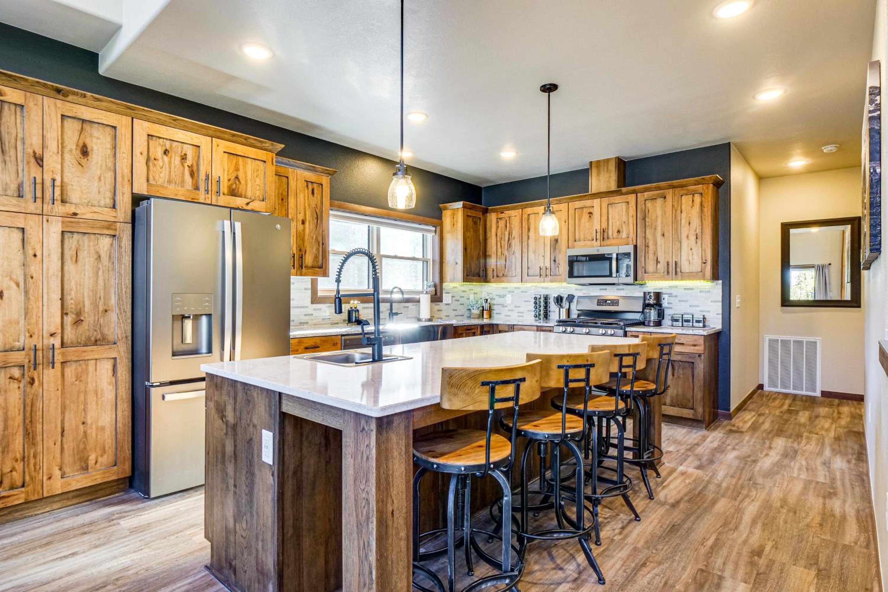 Hot Tub and Game Room! Luxury Blue River Retreat