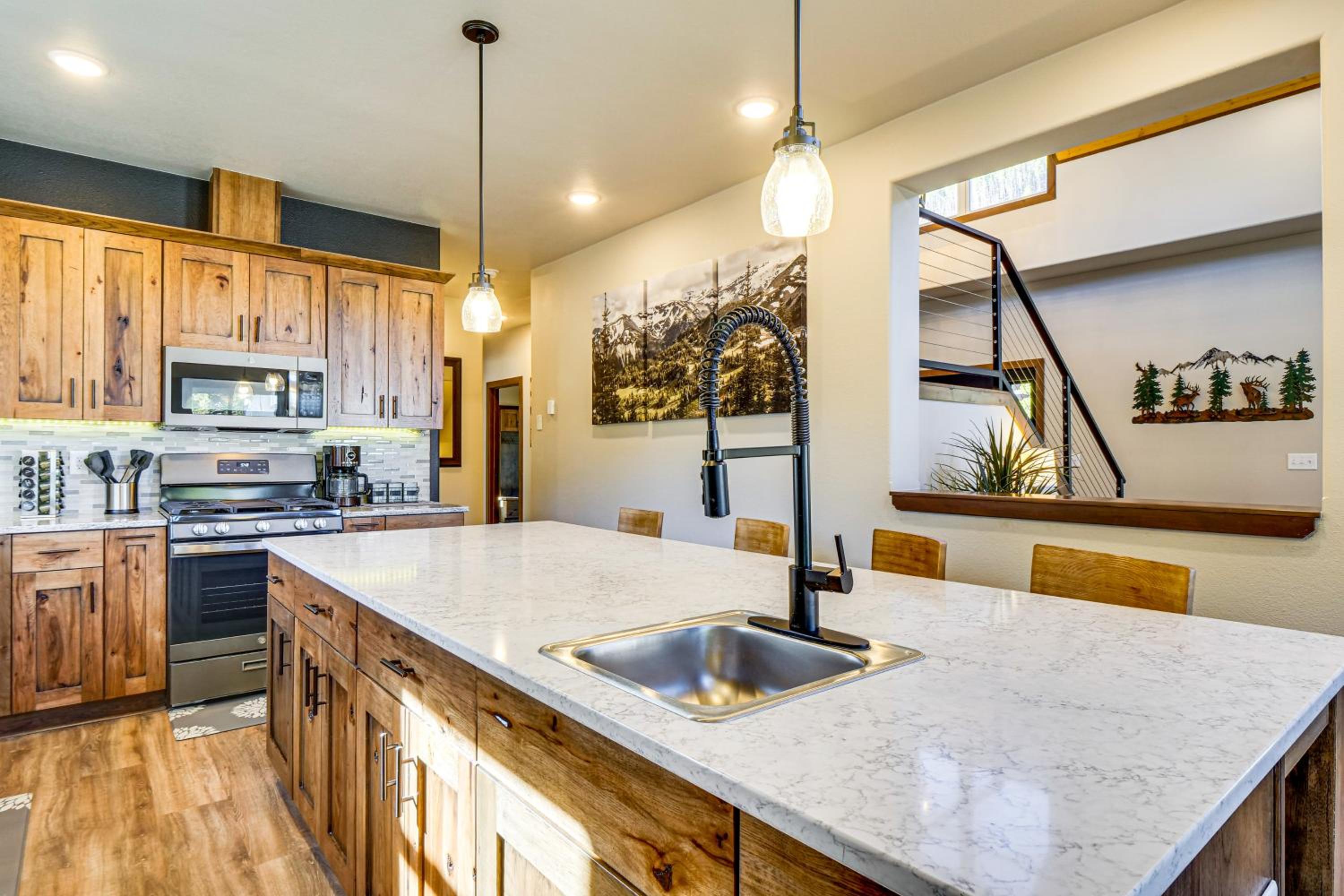 Hot Tub and Game Room! Luxury Blue River Retreat