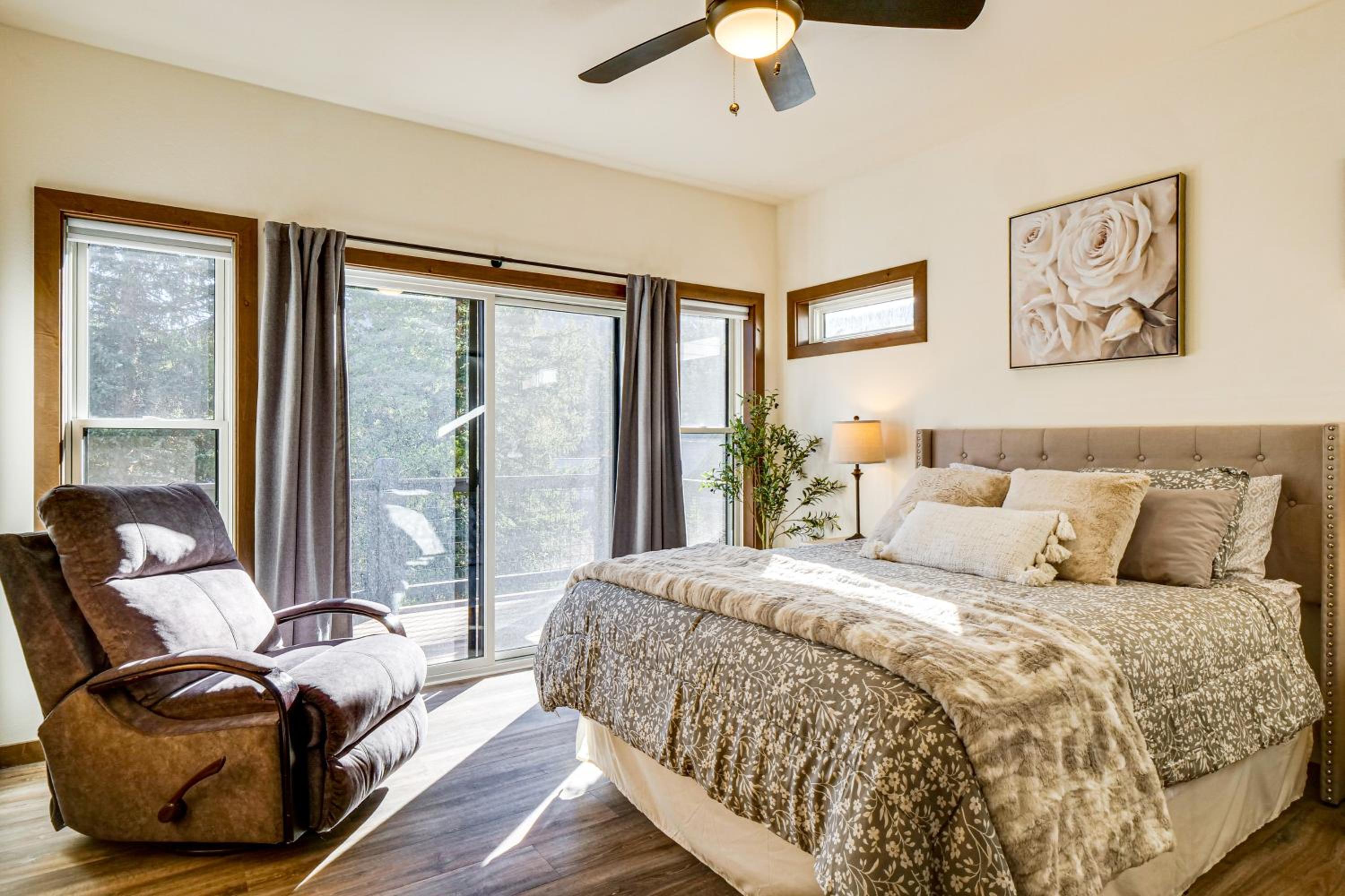 Hot Tub and Game Room! Luxury Blue River Retreat