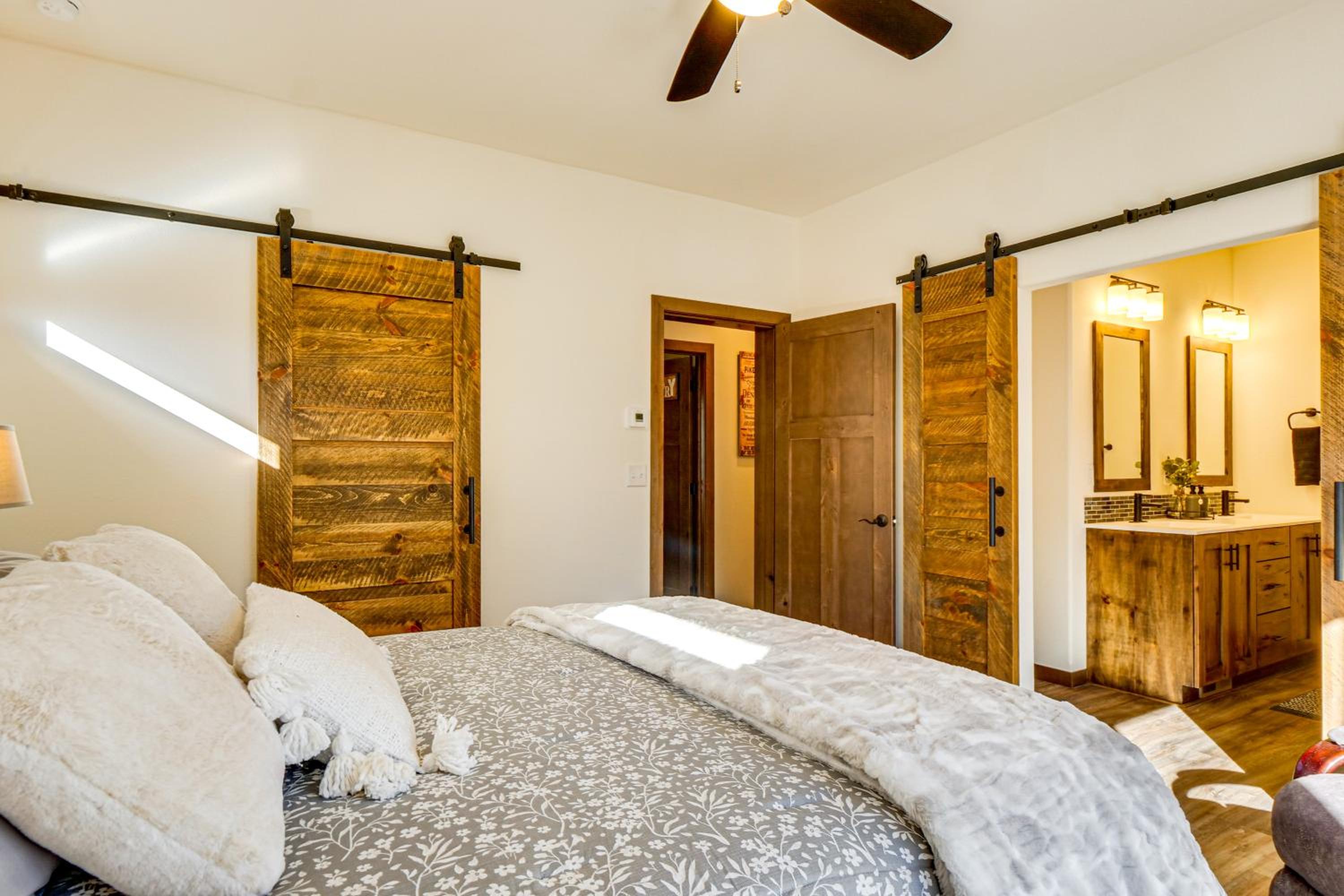 Hot Tub and Game Room! Luxury Blue River Retreat