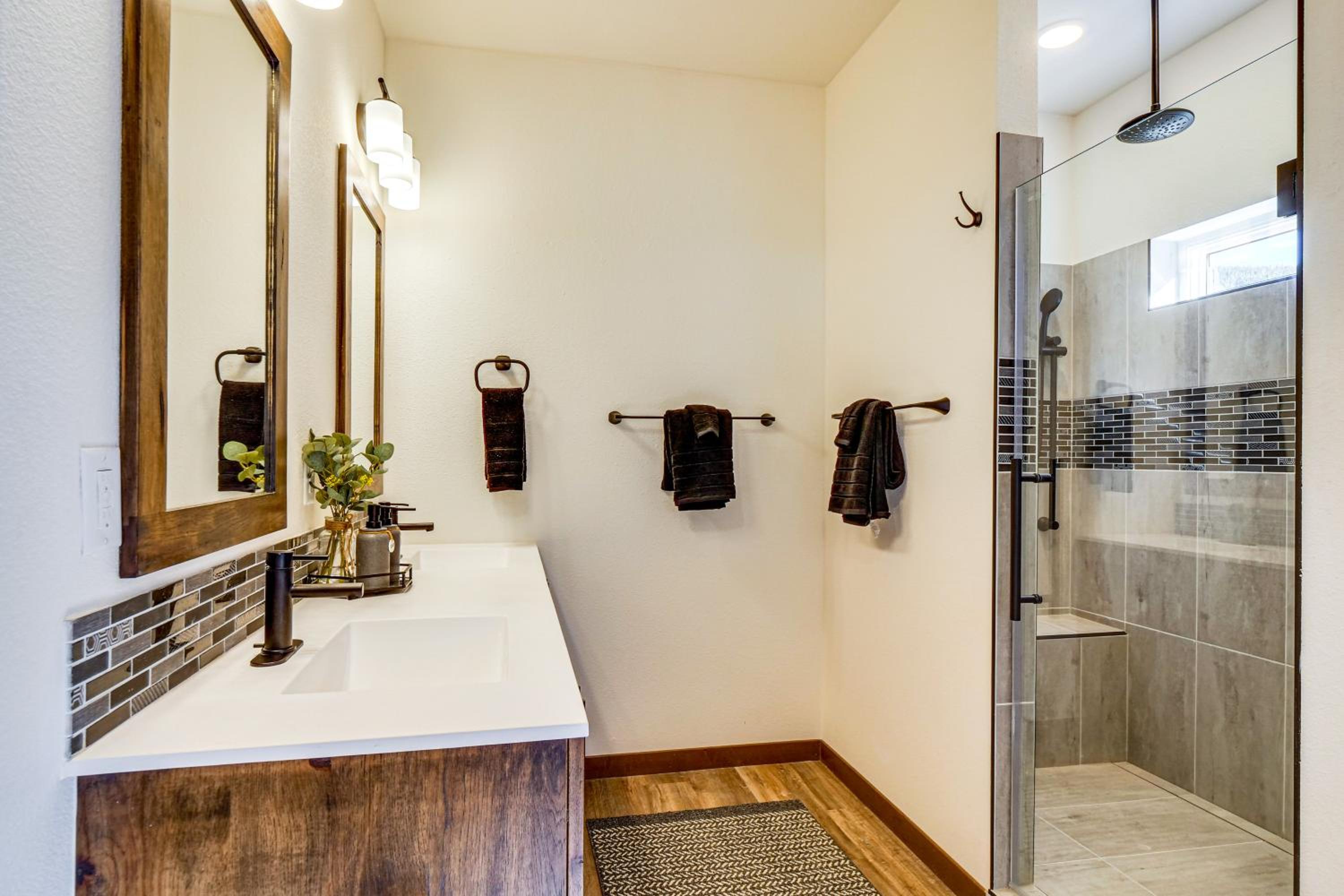 Hot Tub and Game Room! Luxury Blue River Retreat