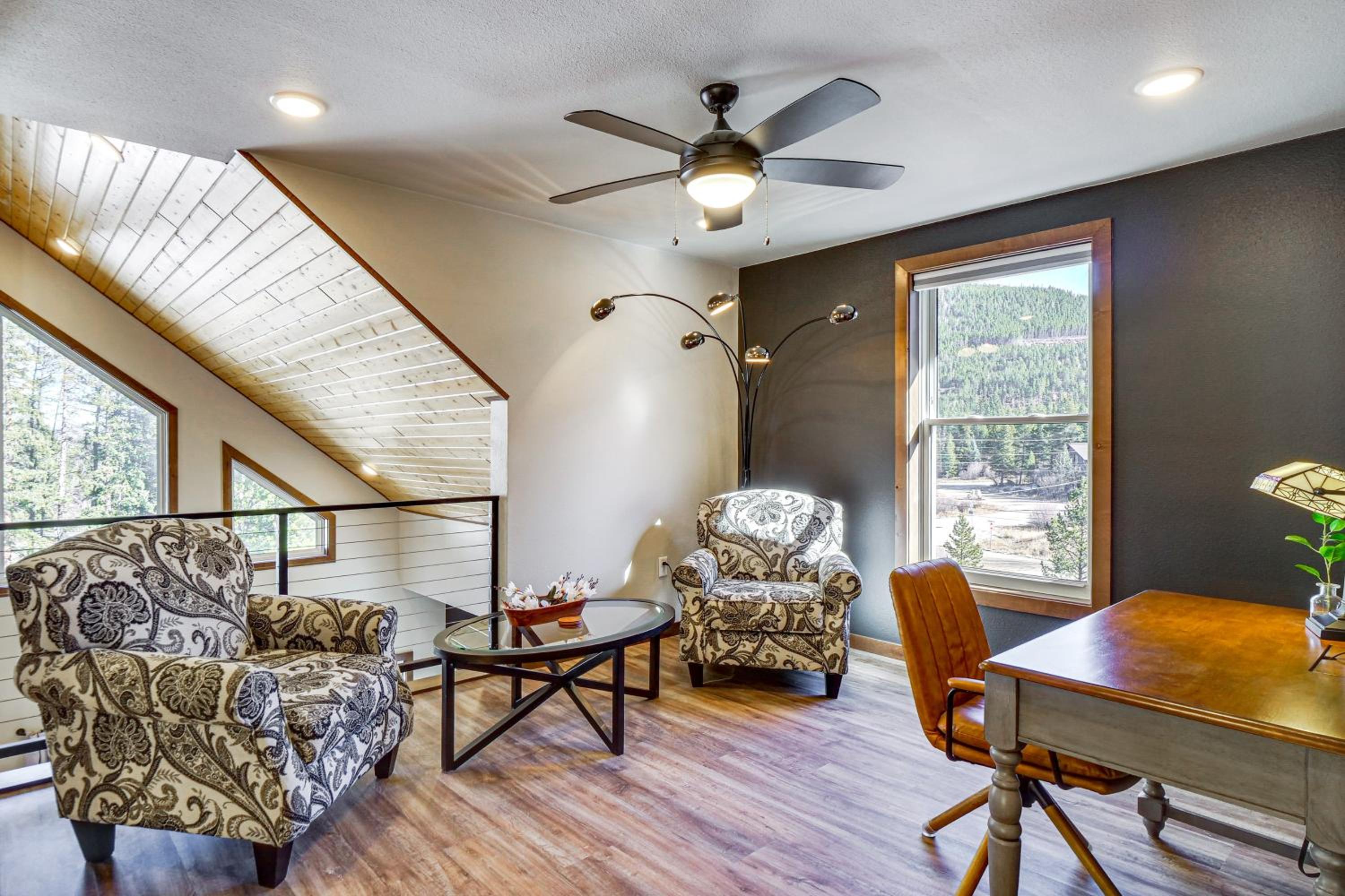Hot Tub and Game Room! Luxury Blue River Retreat