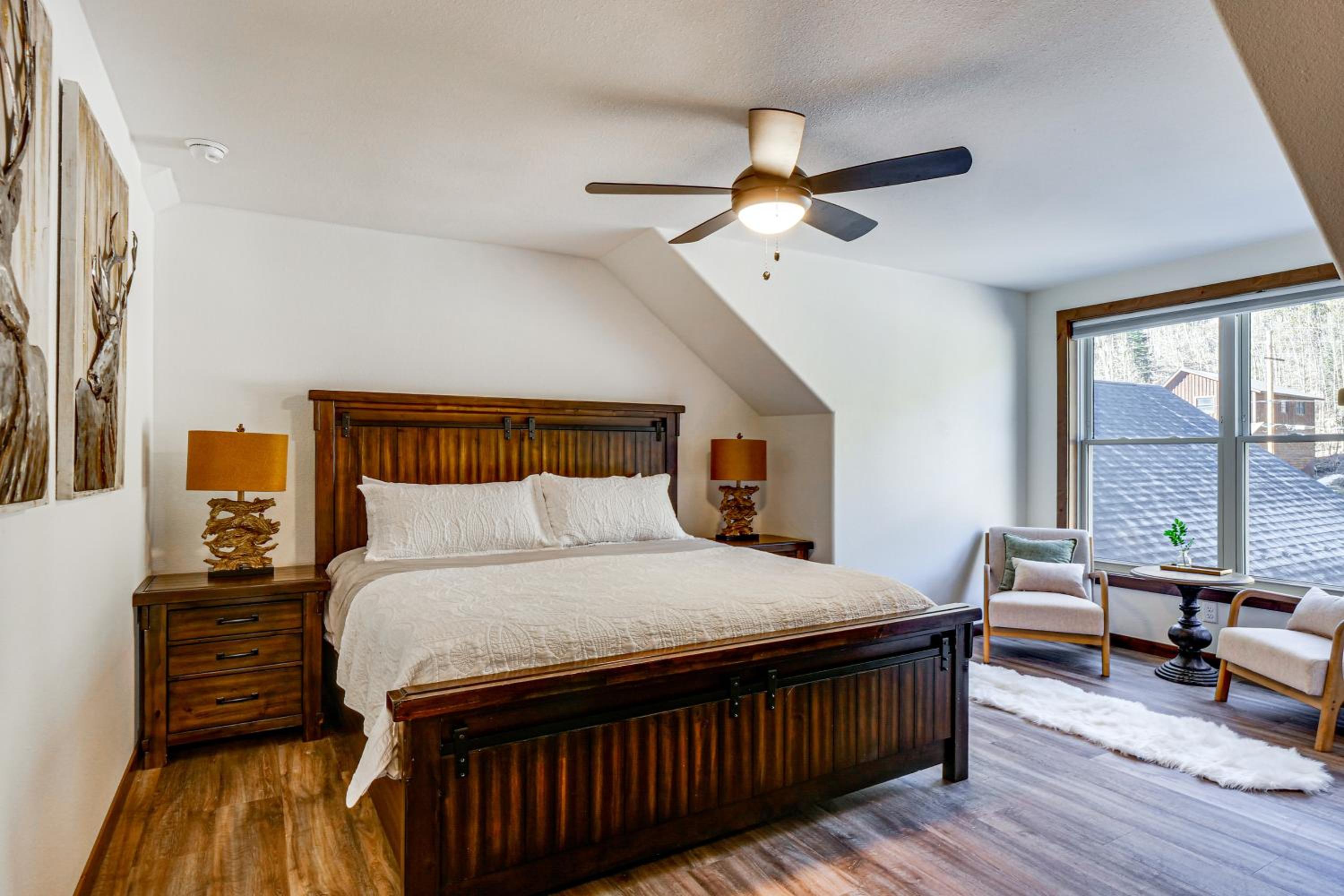 Hot Tub and Game Room! Luxury Blue River Retreat