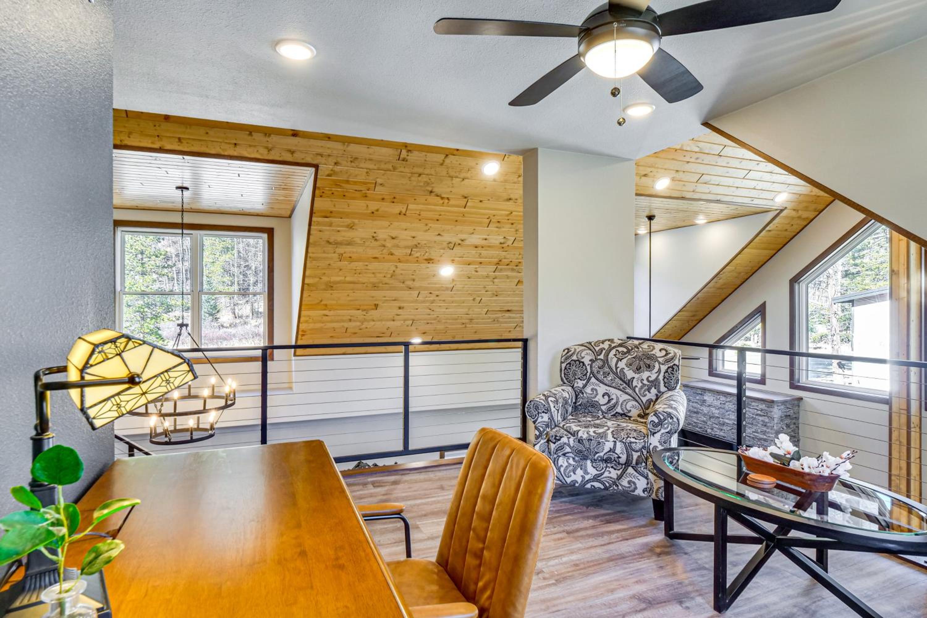 Hot Tub and Game Room! Luxury Blue River Retreat