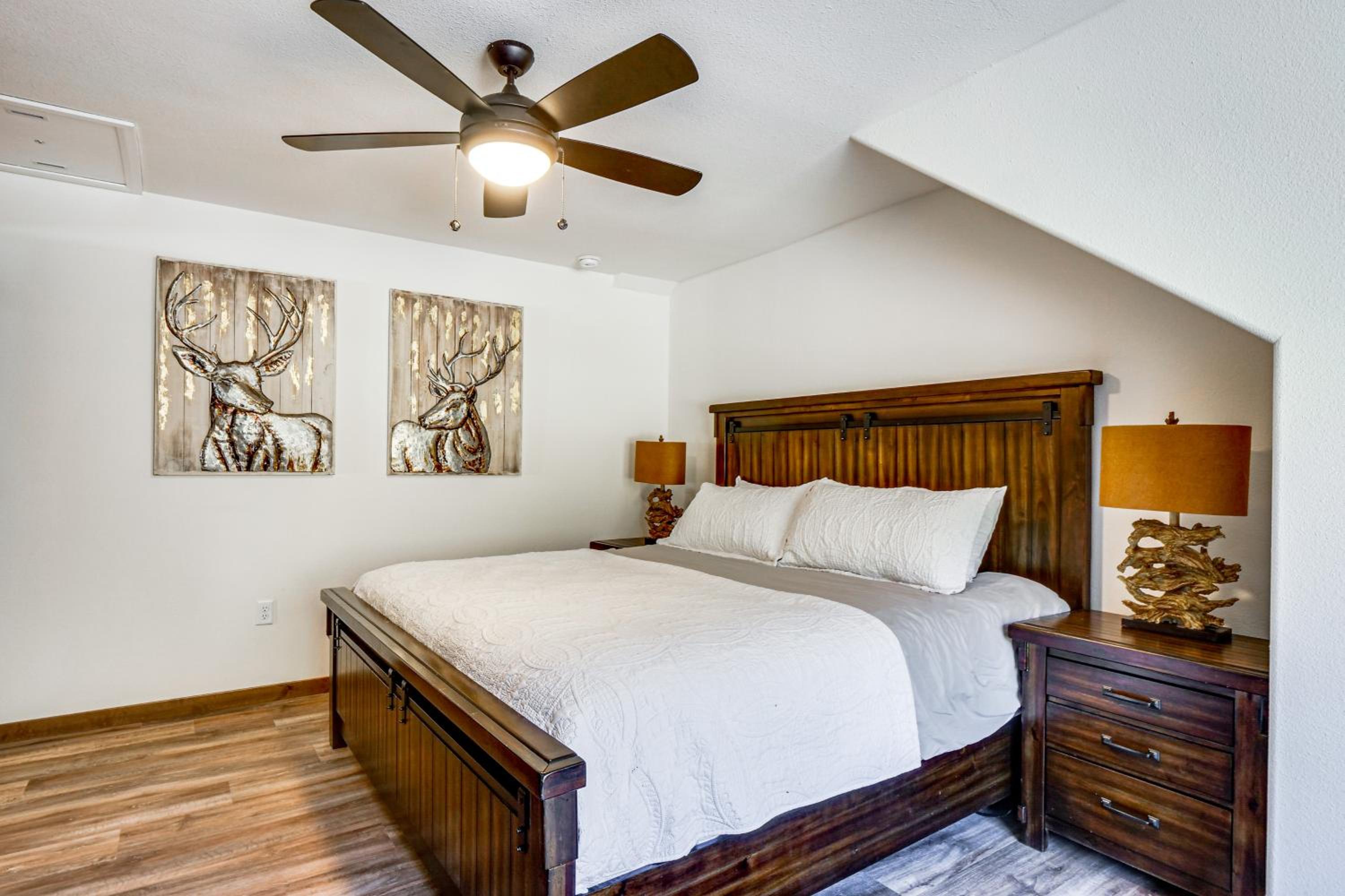 Hot Tub and Game Room! Luxury Blue River Retreat
