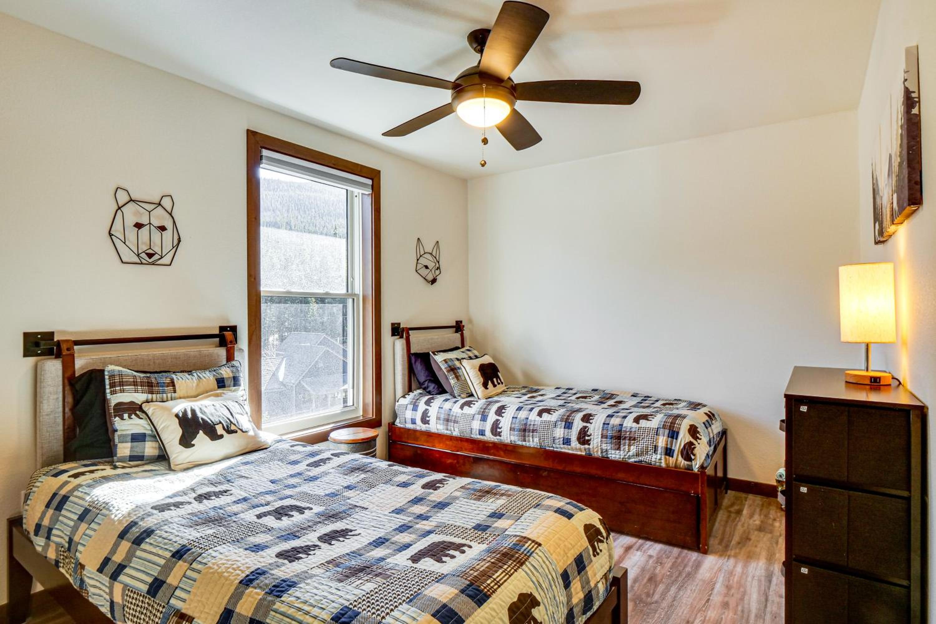 Hot Tub and Game Room! Luxury Blue River Retreat