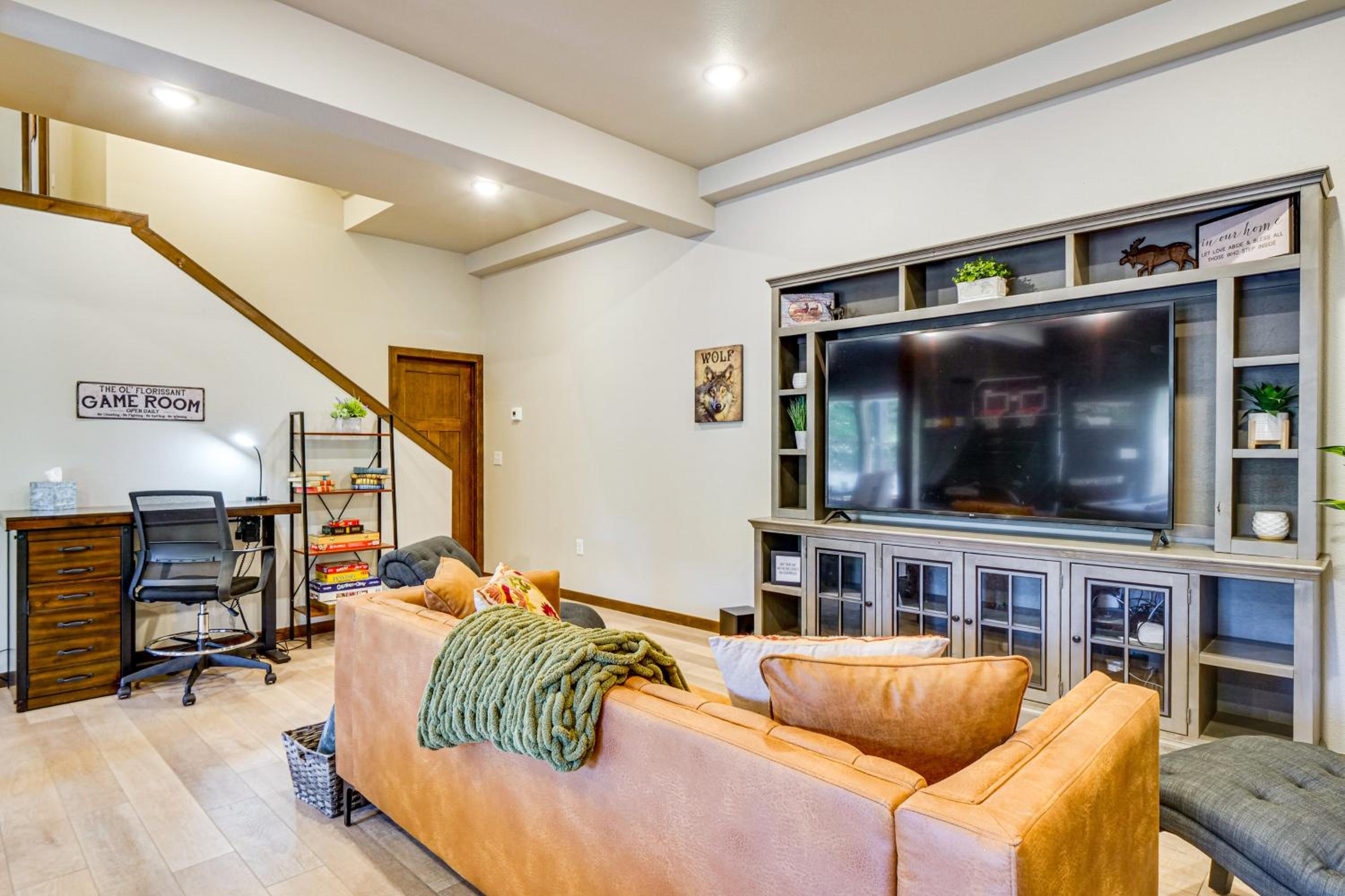 Hot Tub and Game Room! Luxury Blue River Retreat