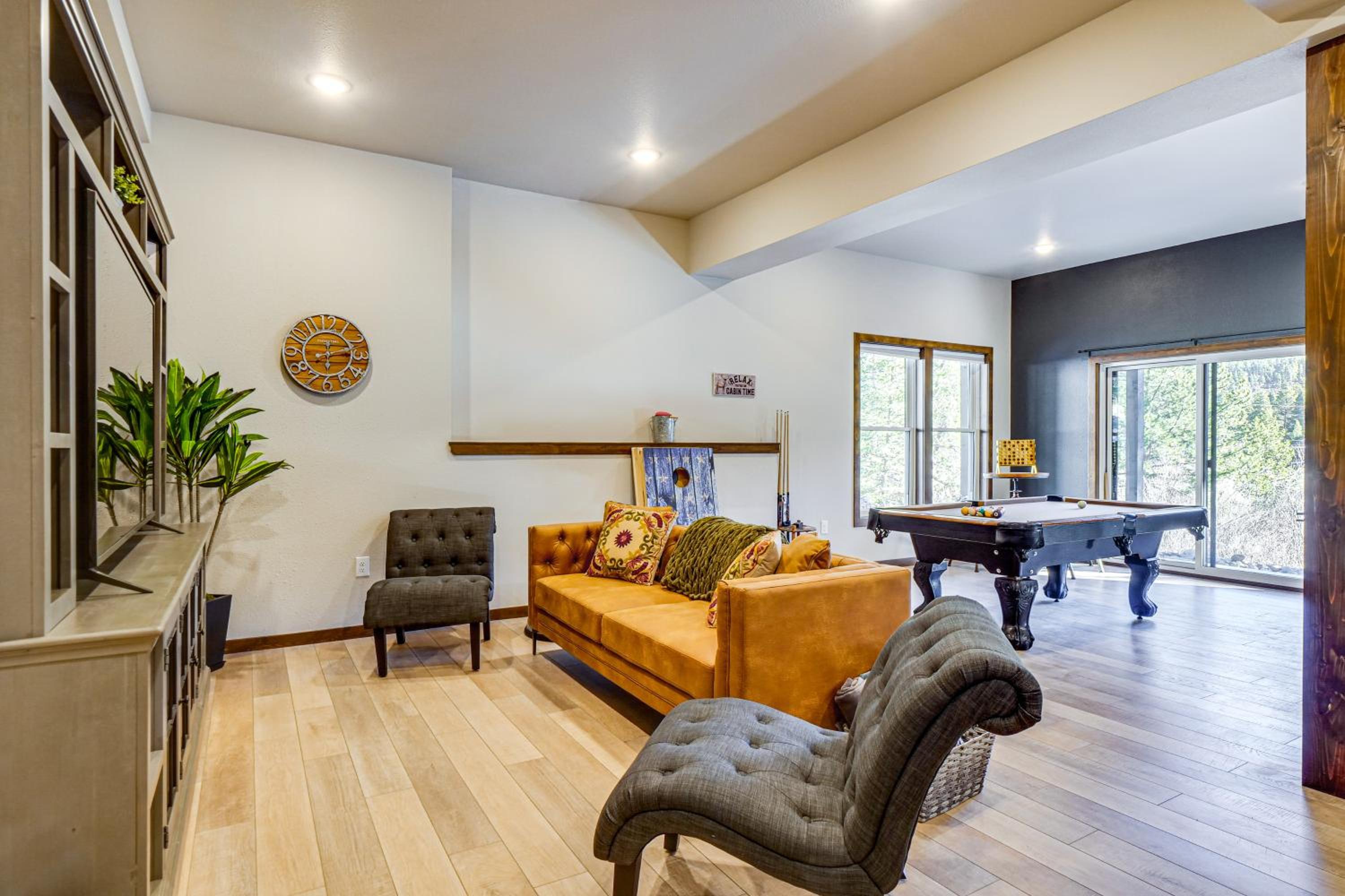 Hot Tub and Game Room! Luxury Blue River Retreat