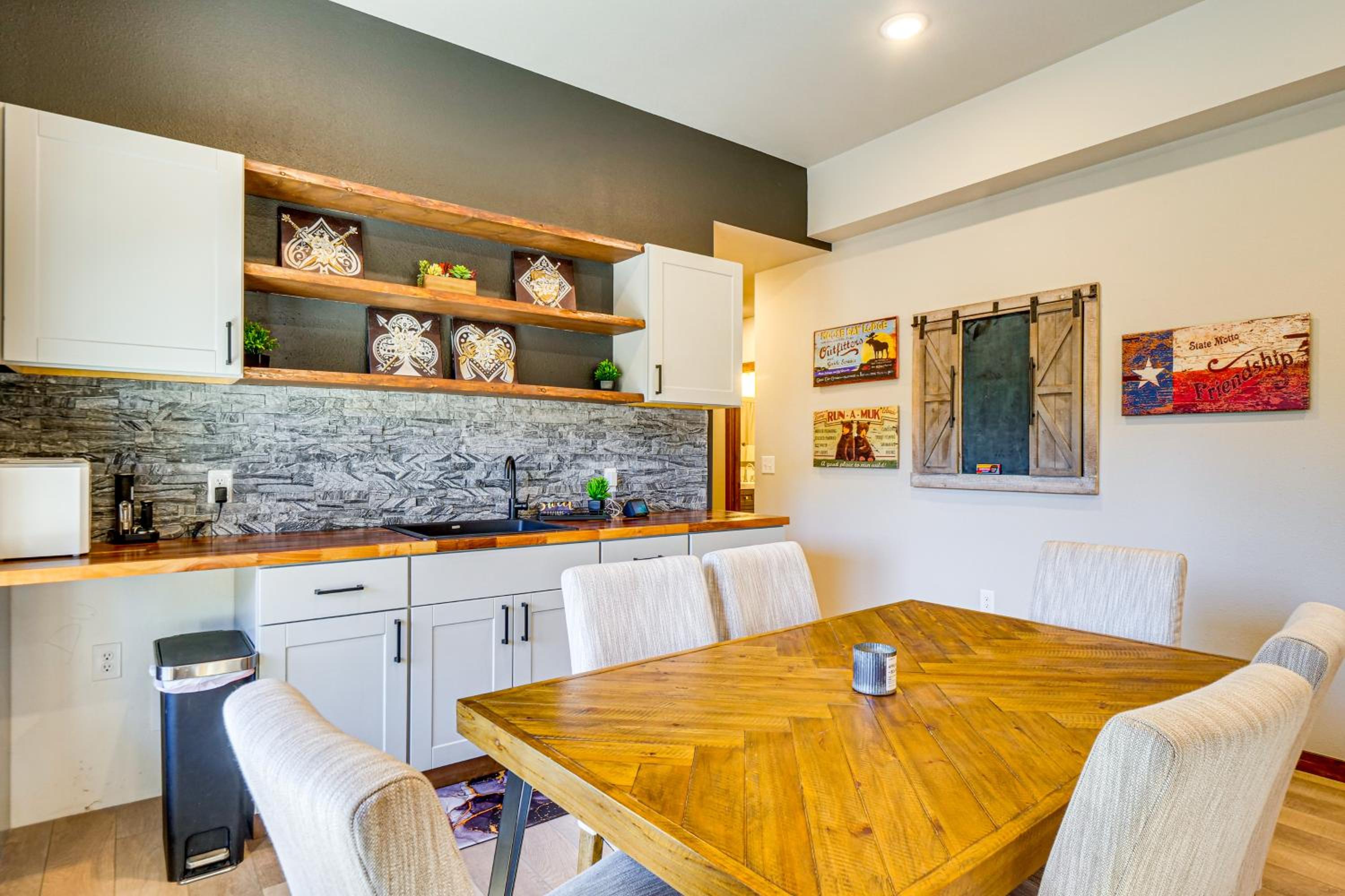 Hot Tub and Game Room! Luxury Blue River Retreat