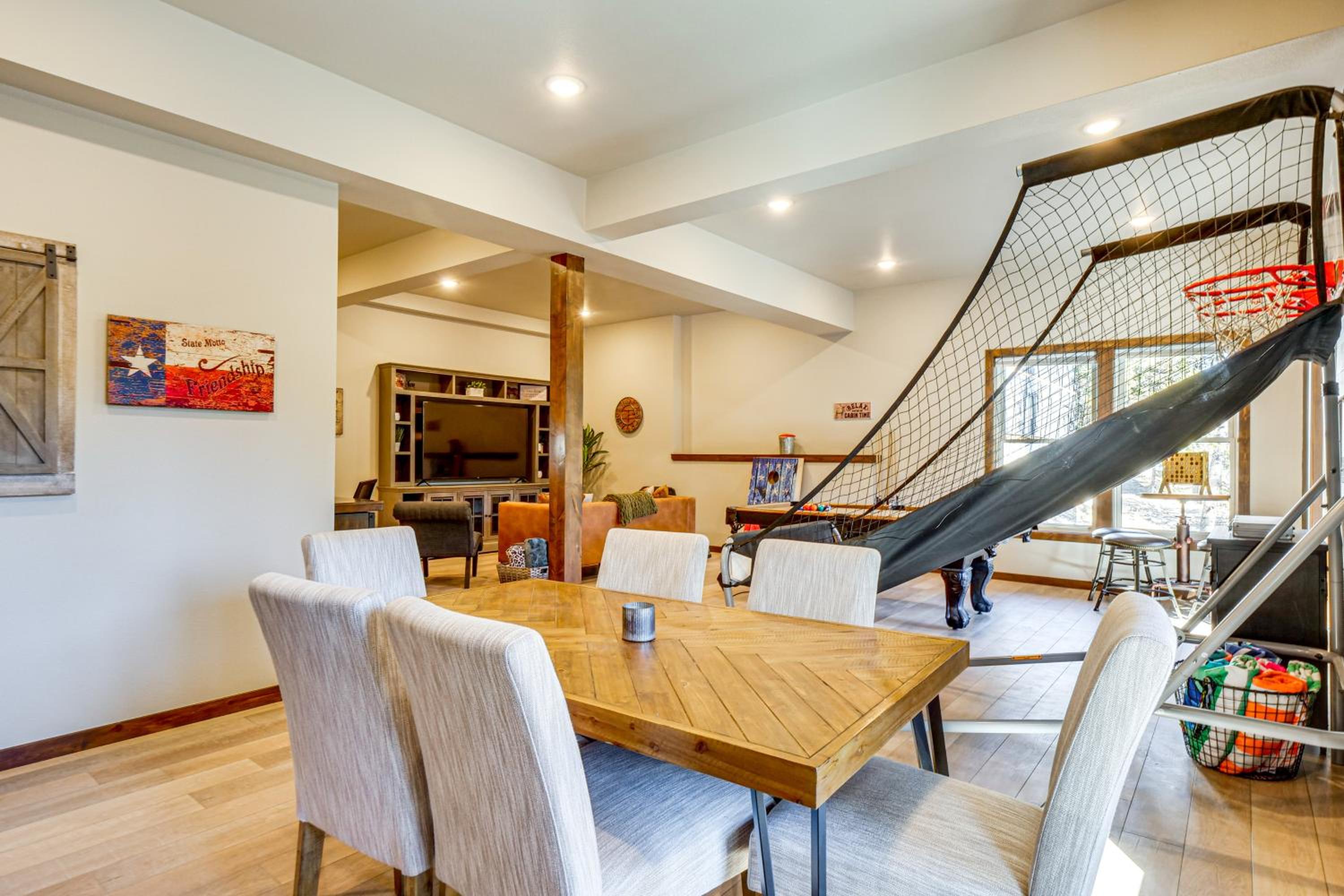 Hot Tub and Game Room! Luxury Blue River Retreat