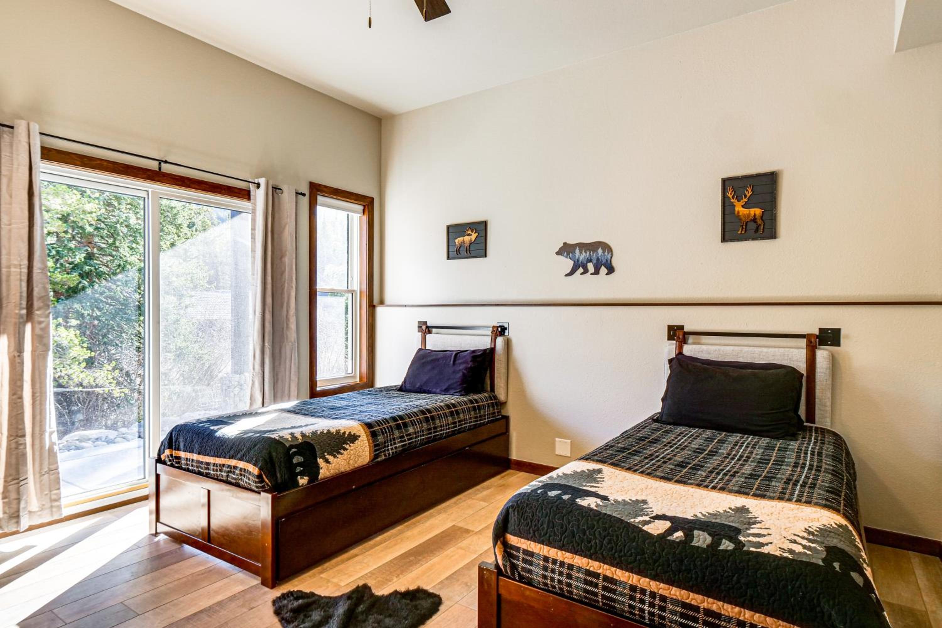 Hot Tub and Game Room! Luxury Blue River Retreat