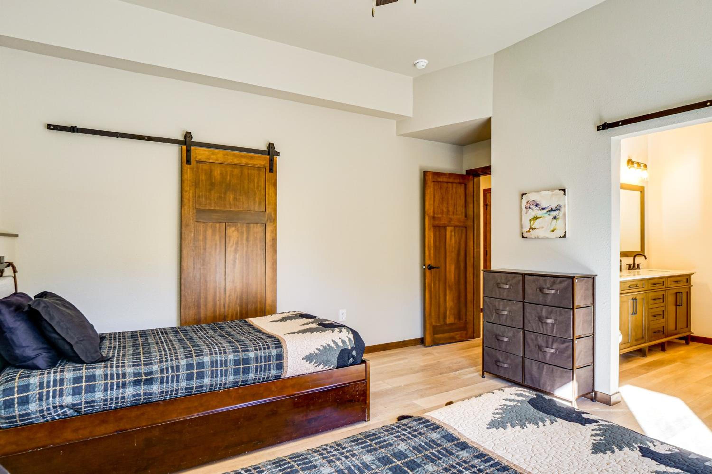 Hot Tub and Game Room! Luxury Blue River Retreat