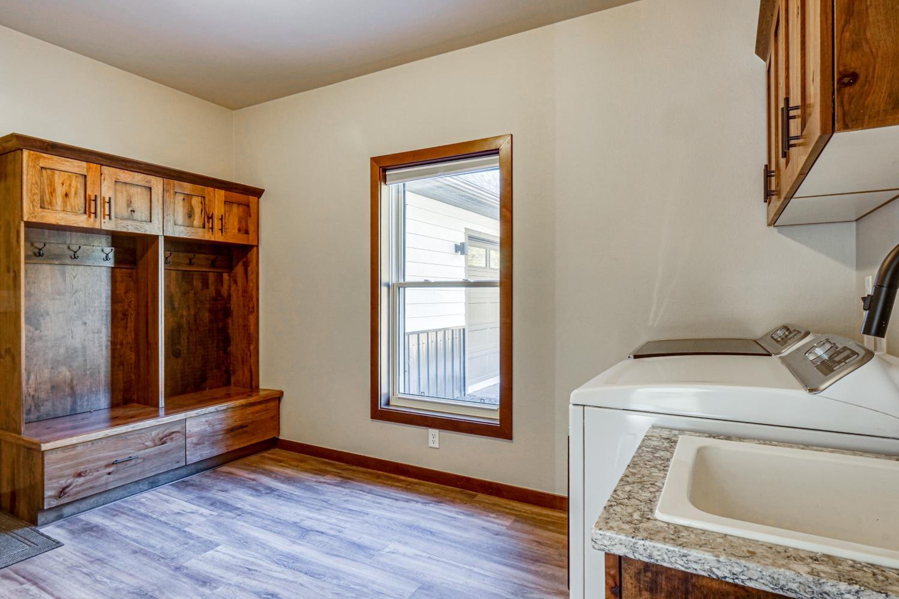 Hot Tub and Game Room! Luxury Blue River Retreat