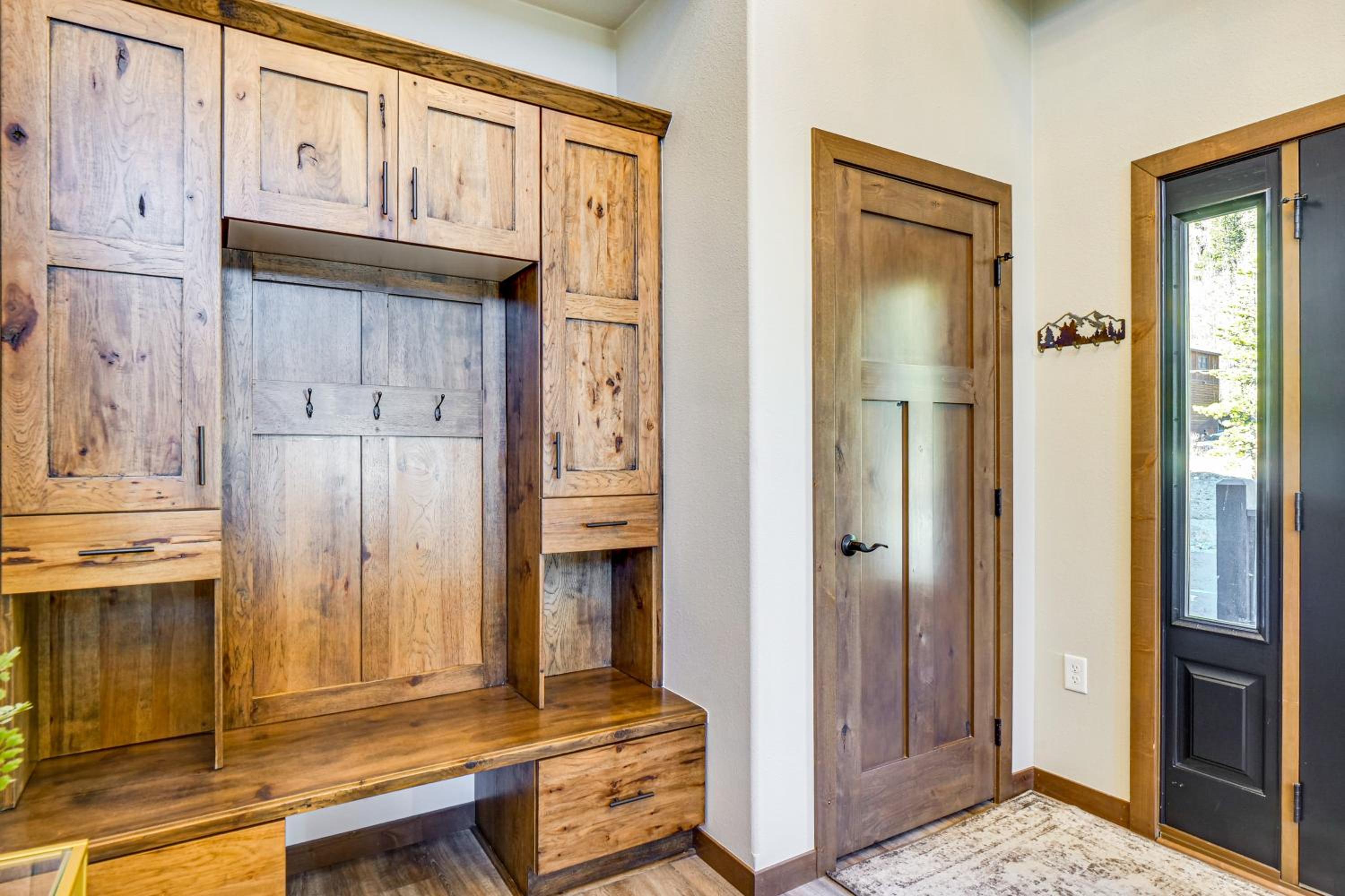 Hot Tub and Game Room! Luxury Blue River Retreat