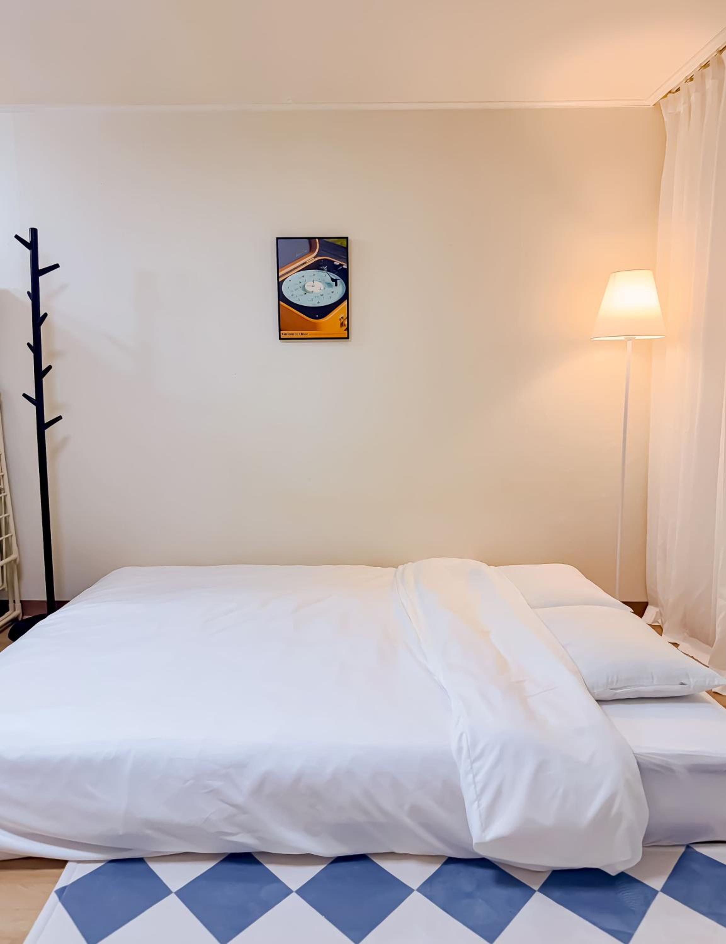 1'Near Hongdae Station, 30sec on foot