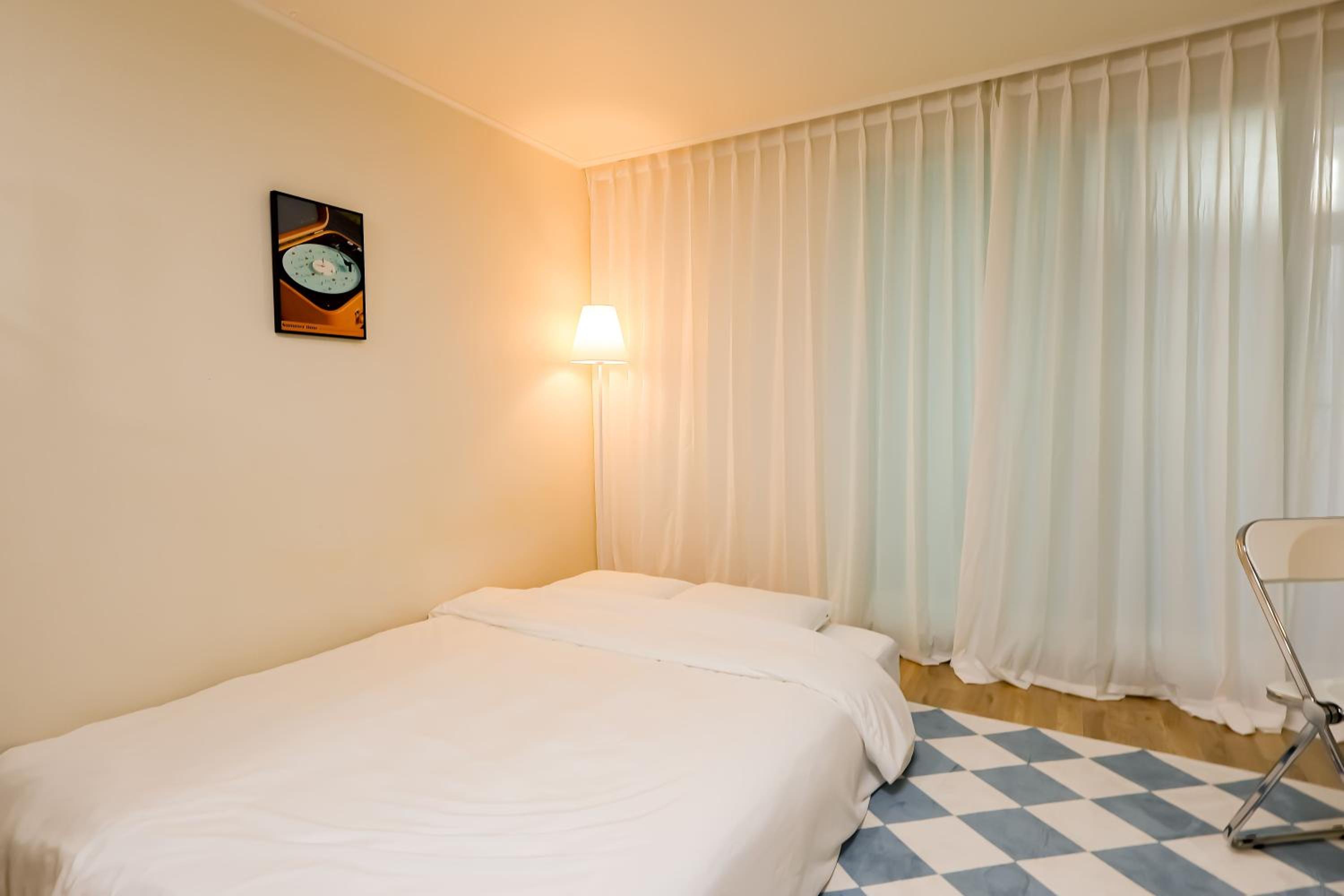 1'Near Hongdae Station, 30sec on foot