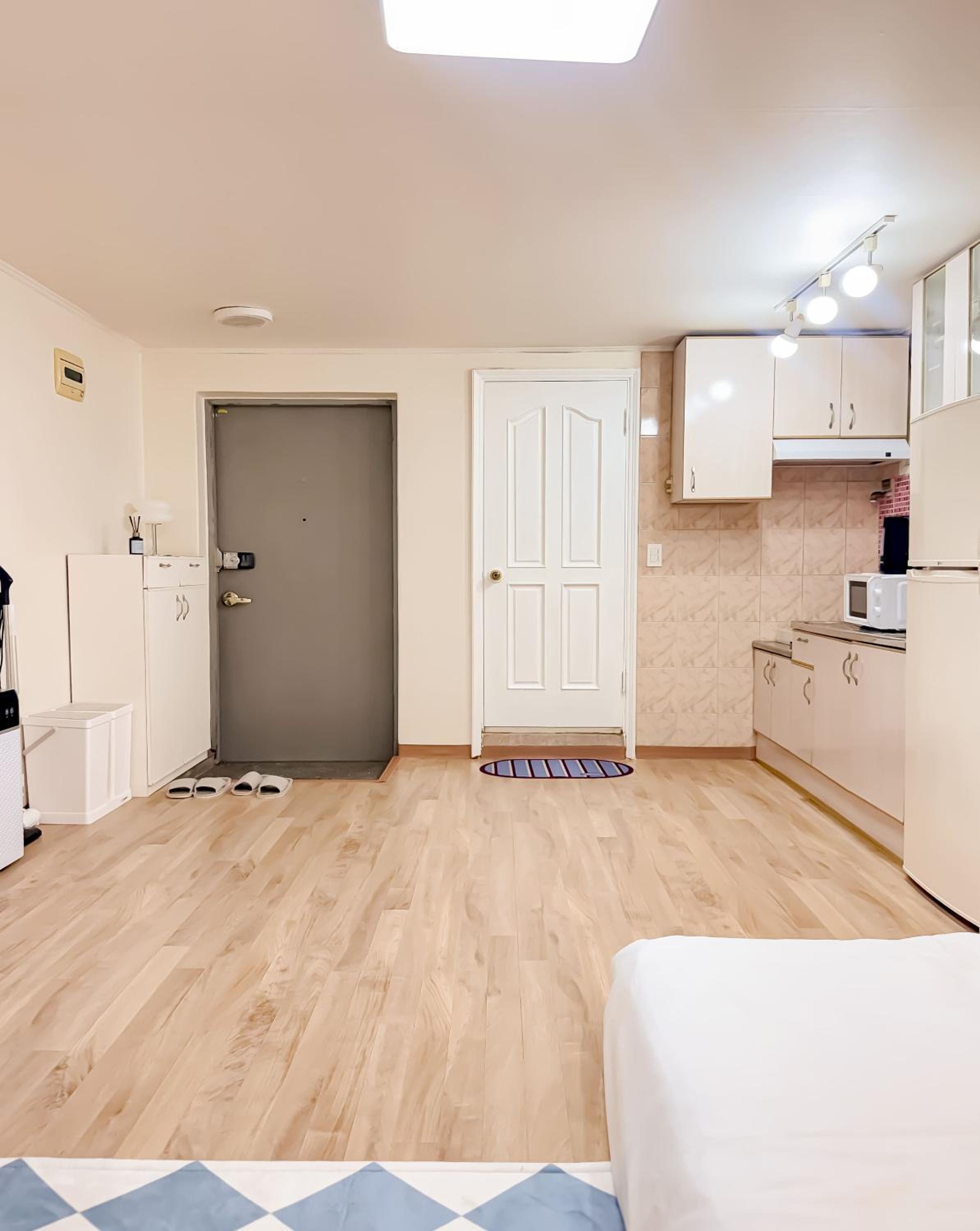 1'Near Hongdae Station, 30sec on foot