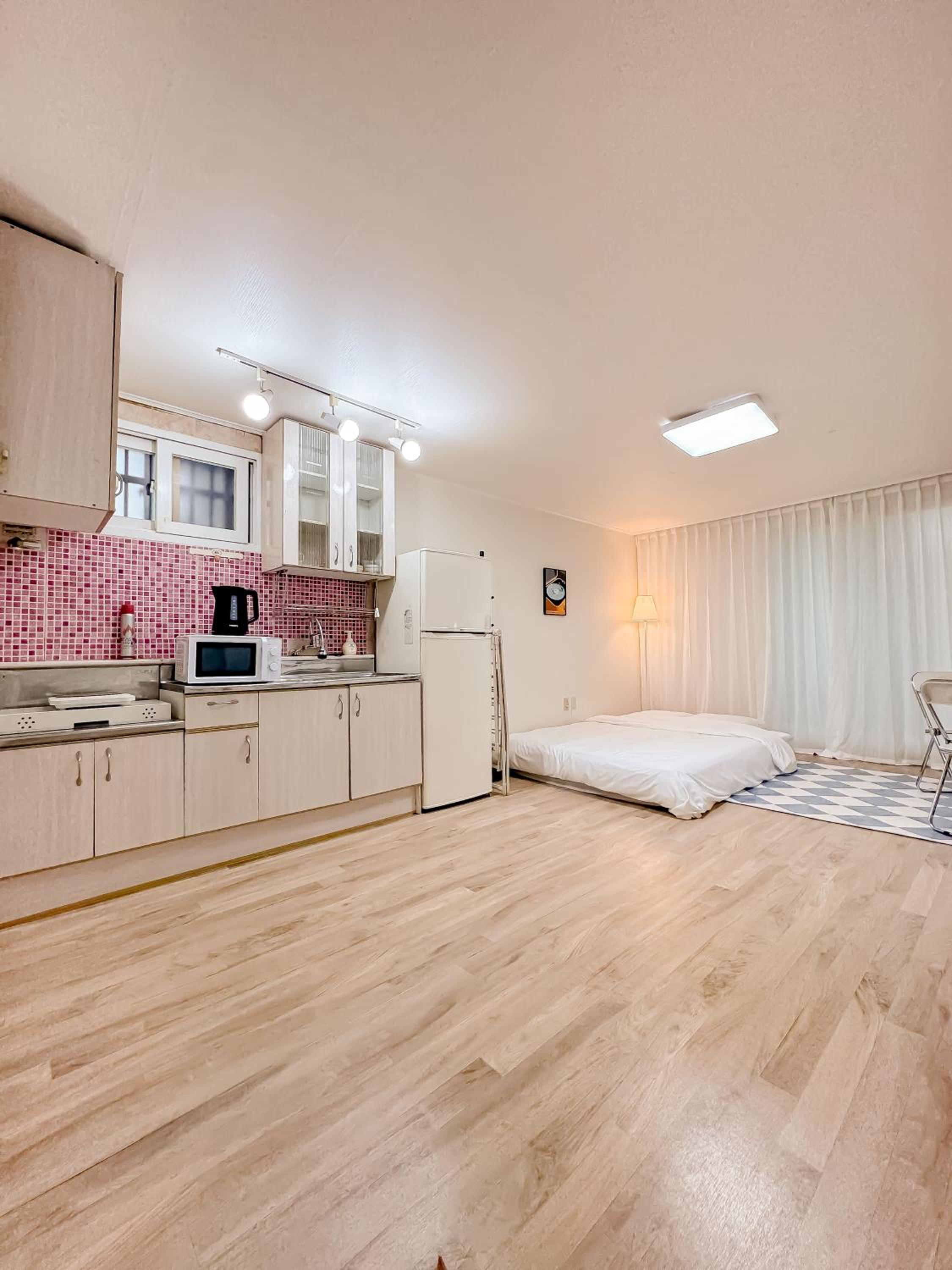 1'Near Hongdae Station, 30sec on foot