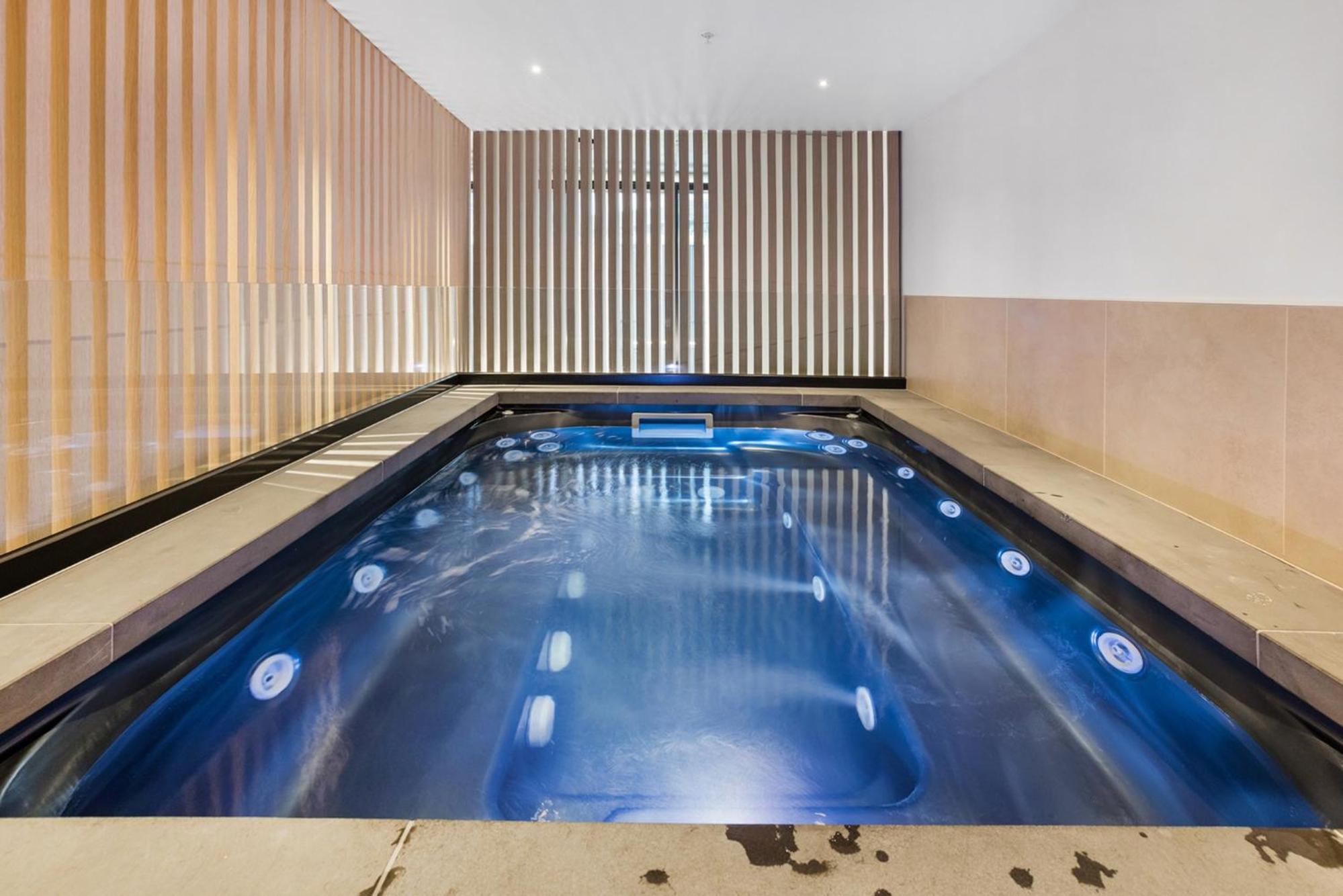 Stay Near Botanic Garden with Gym Sauna & Parking