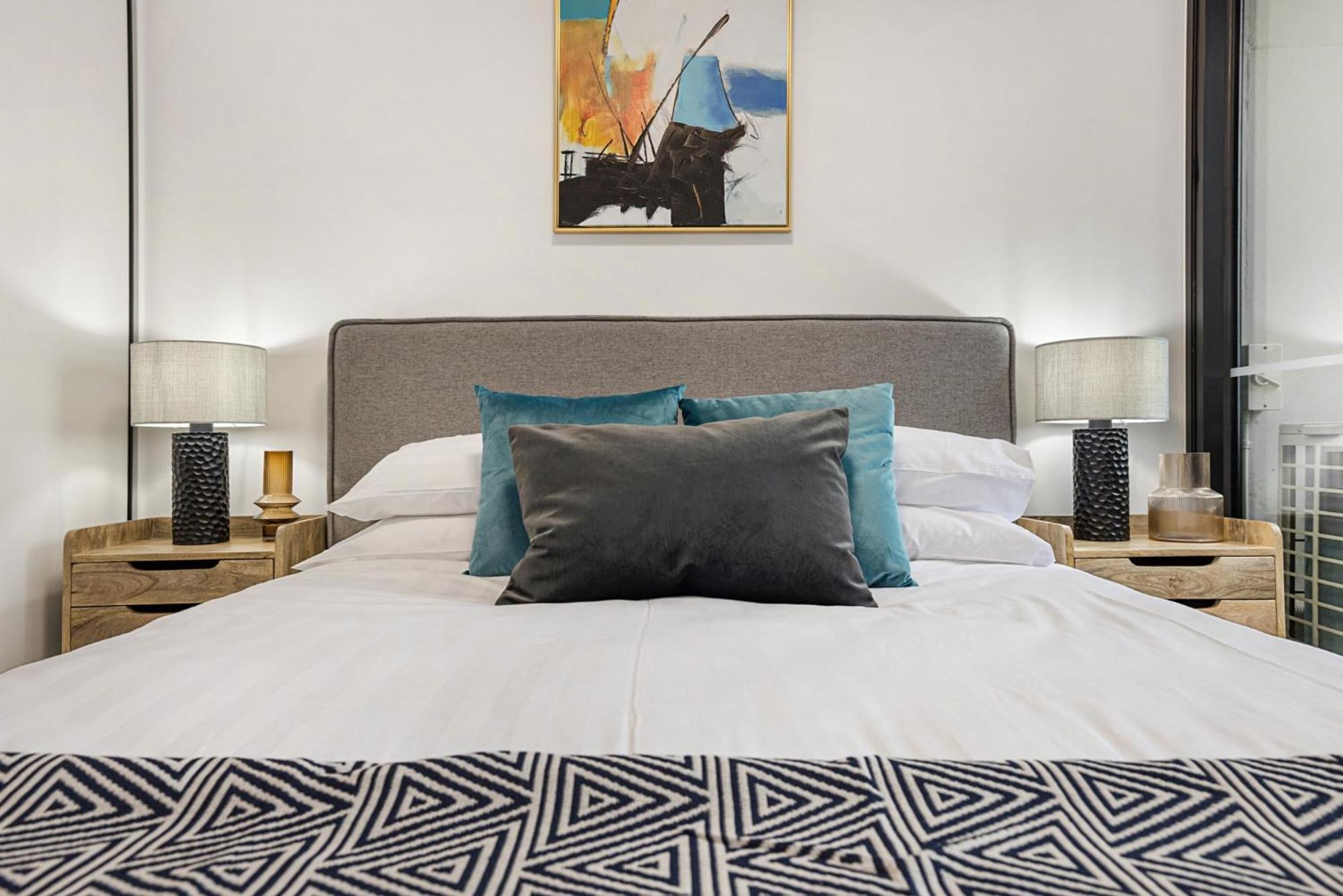 Stay Near Botanic Garden with Gym Sauna & Parking