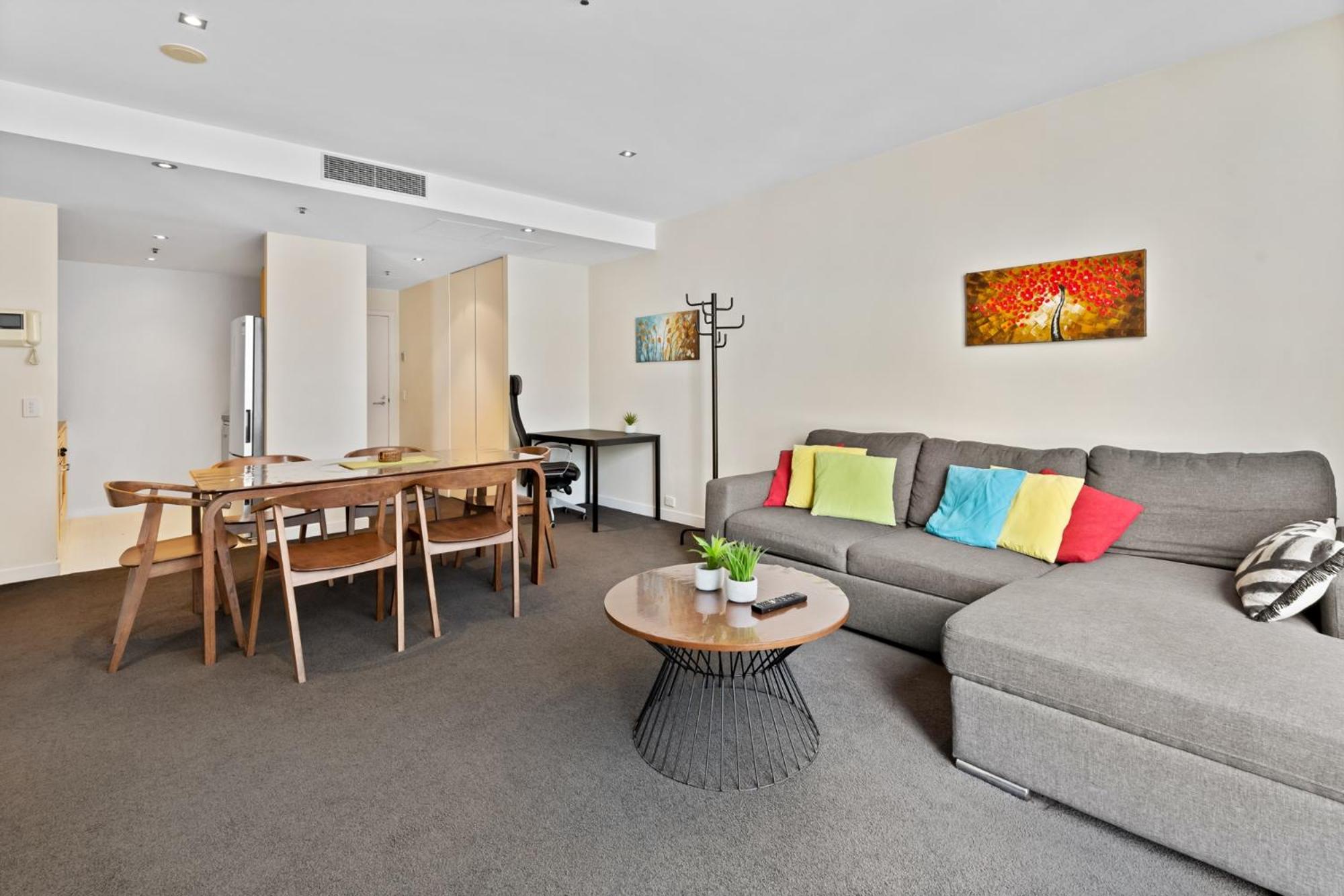 Spacious Melbourne CBD 2-Bed Close to Everything