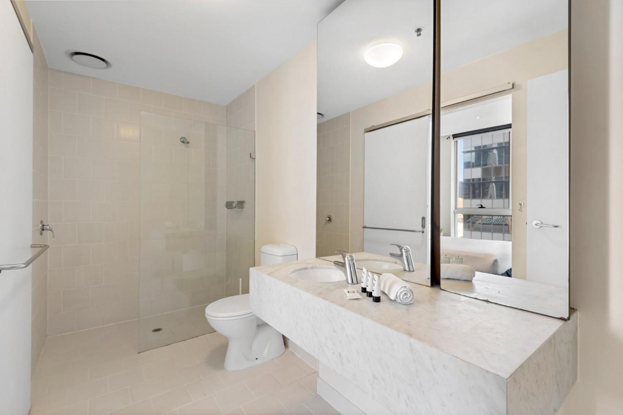 Spacious Melbourne CBD 2-Bed Close to Everything