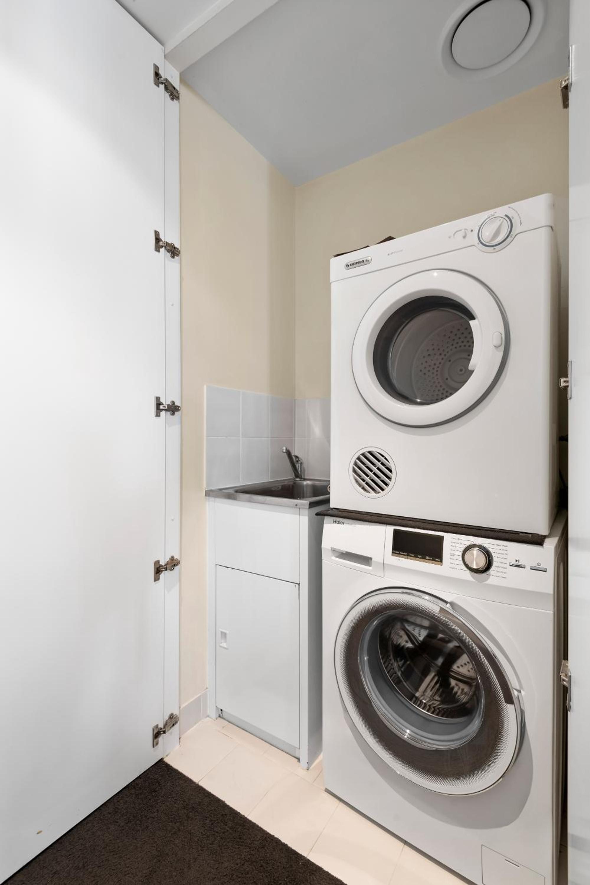 Spacious Melbourne CBD 2-Bed Close to Everything