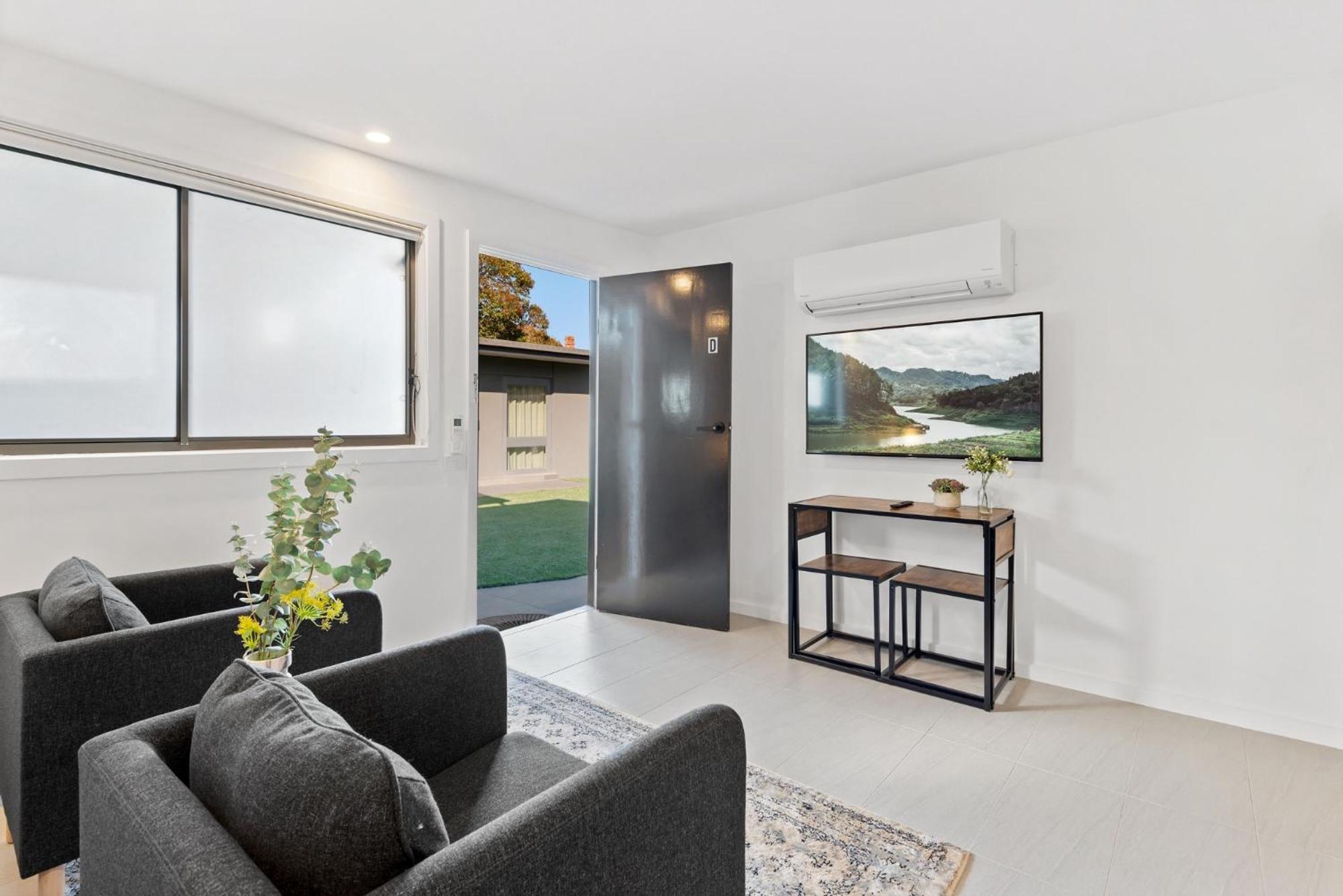 Cozy 1-Bed Studio Near Cafes and Shops