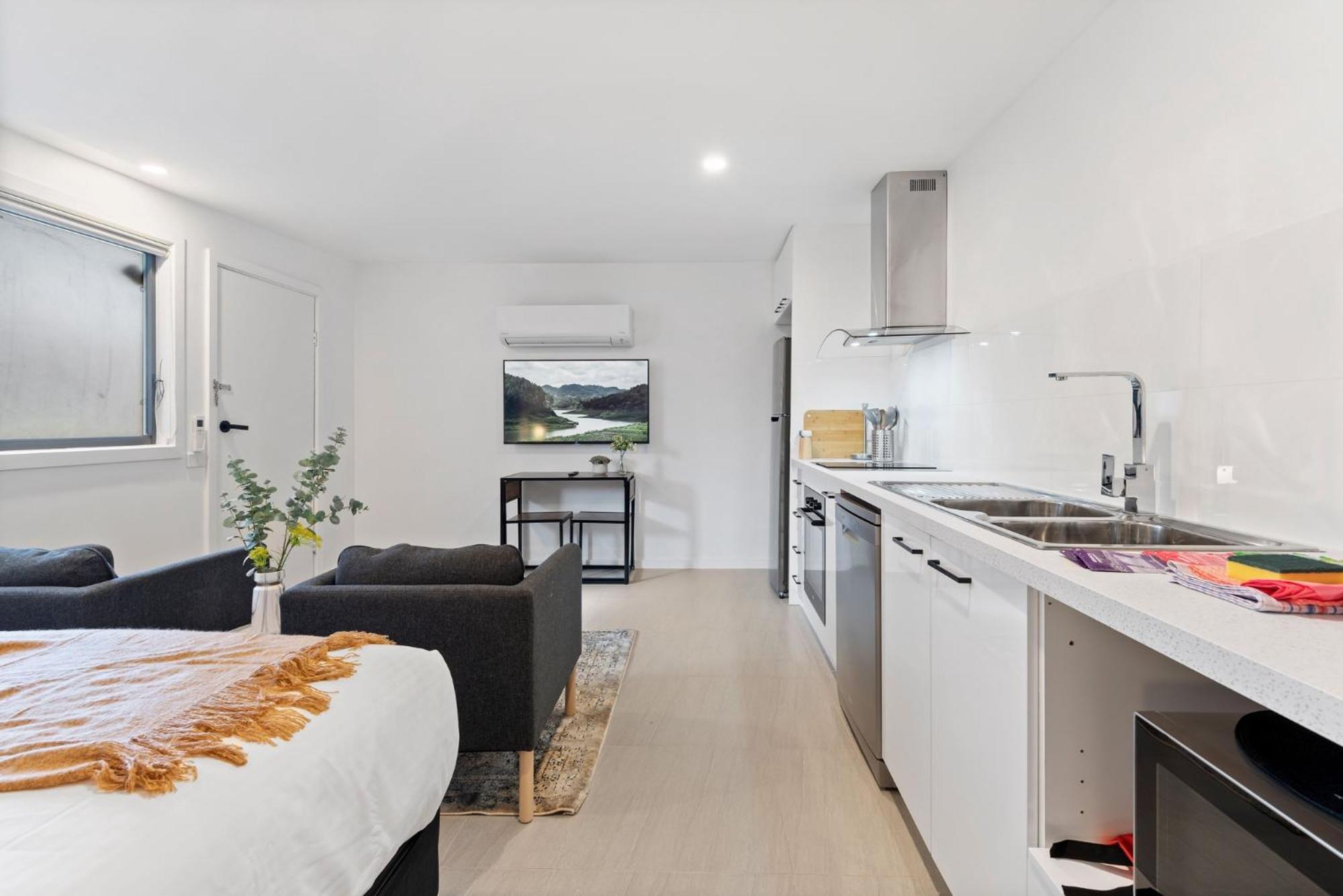 Cozy 1-Bed Studio Near Cafes and Shops