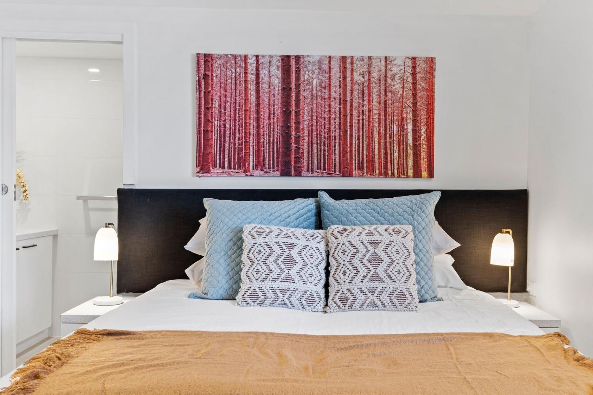 Cozy 1-Bed Studio Near Cafes and Shops