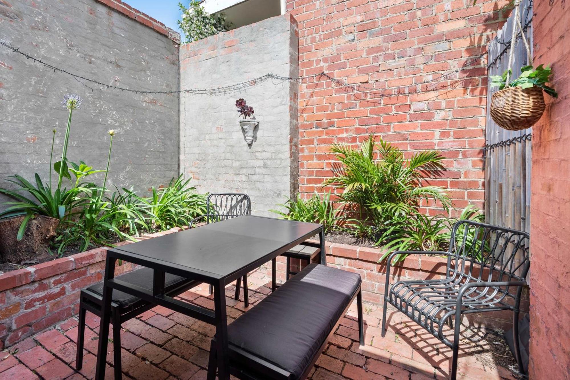 Charming 2-Bed Town House Near Market