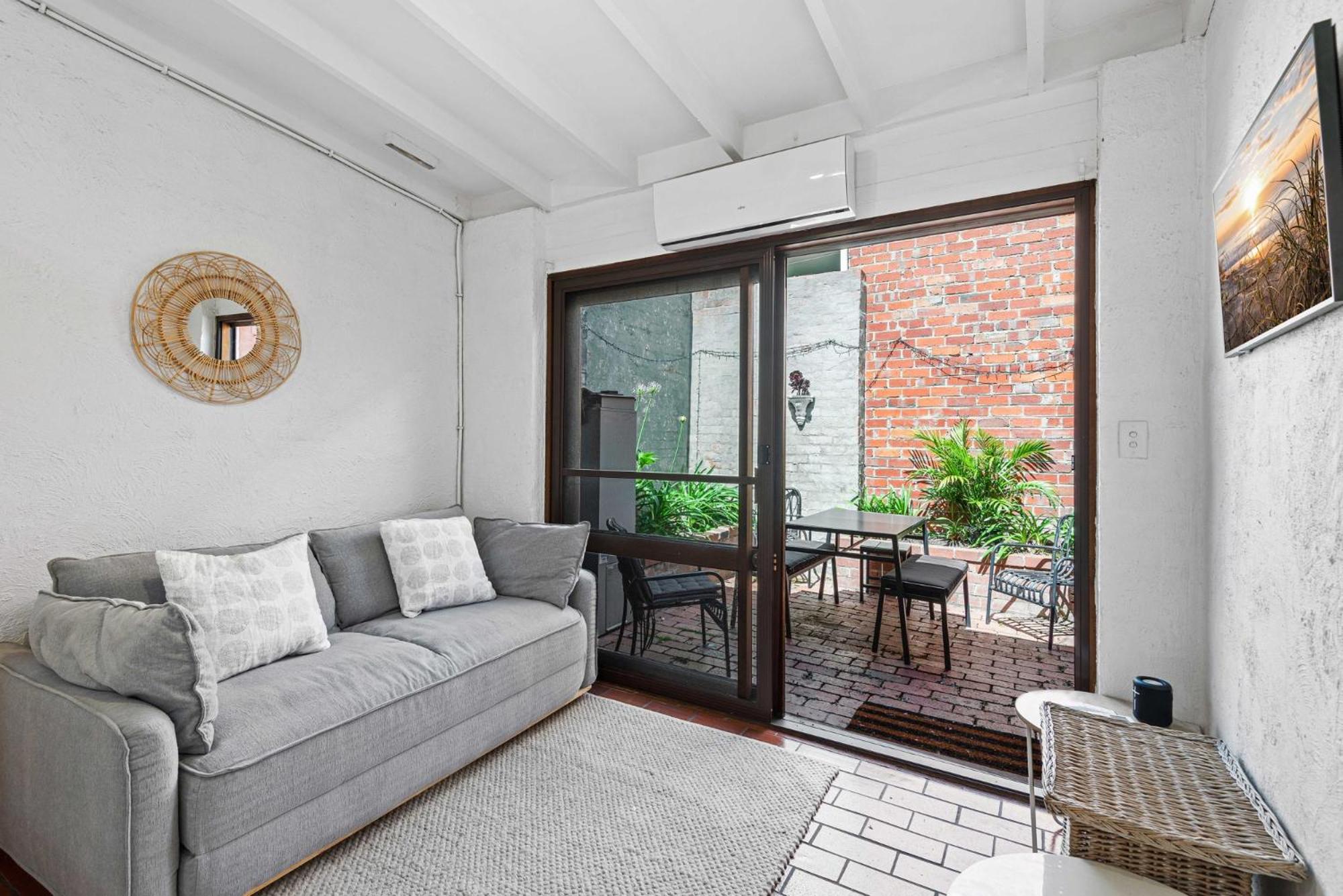 Charming 2-Bed Town House Near Market