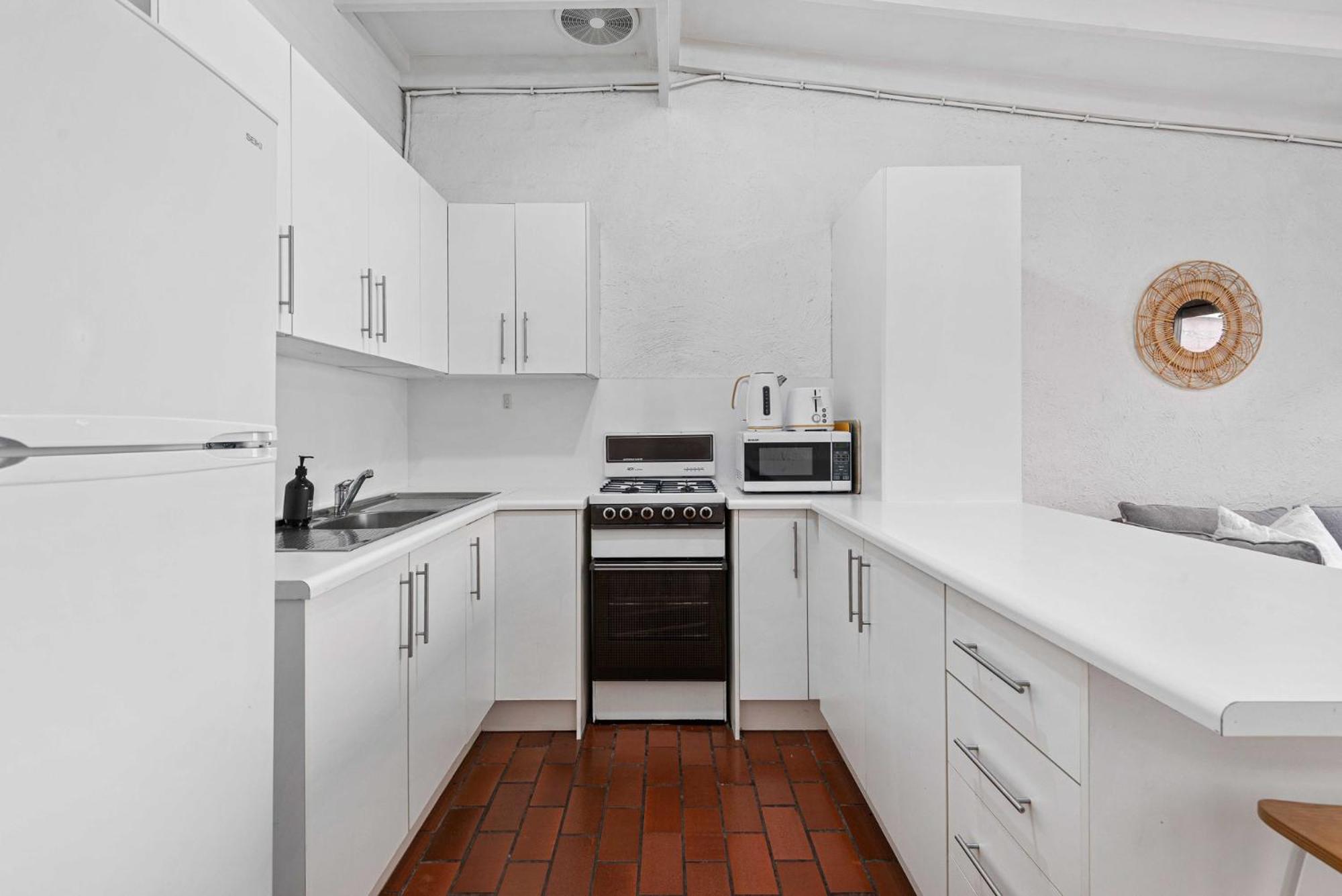 Charming 2-Bed Town House Near Market