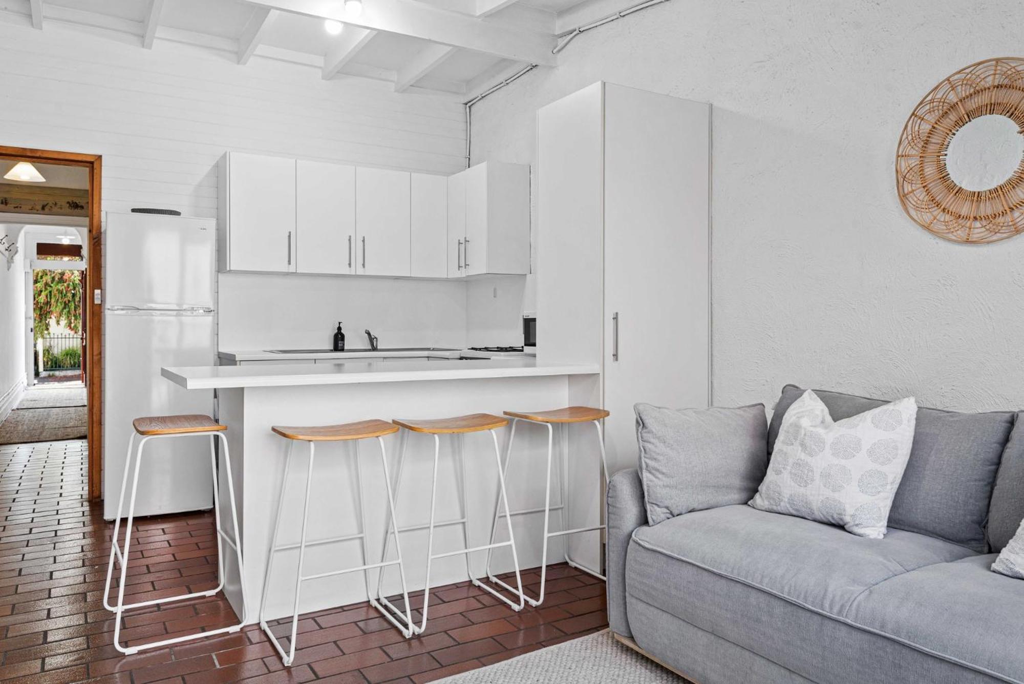 Charming 2-Bed Town House Near Market